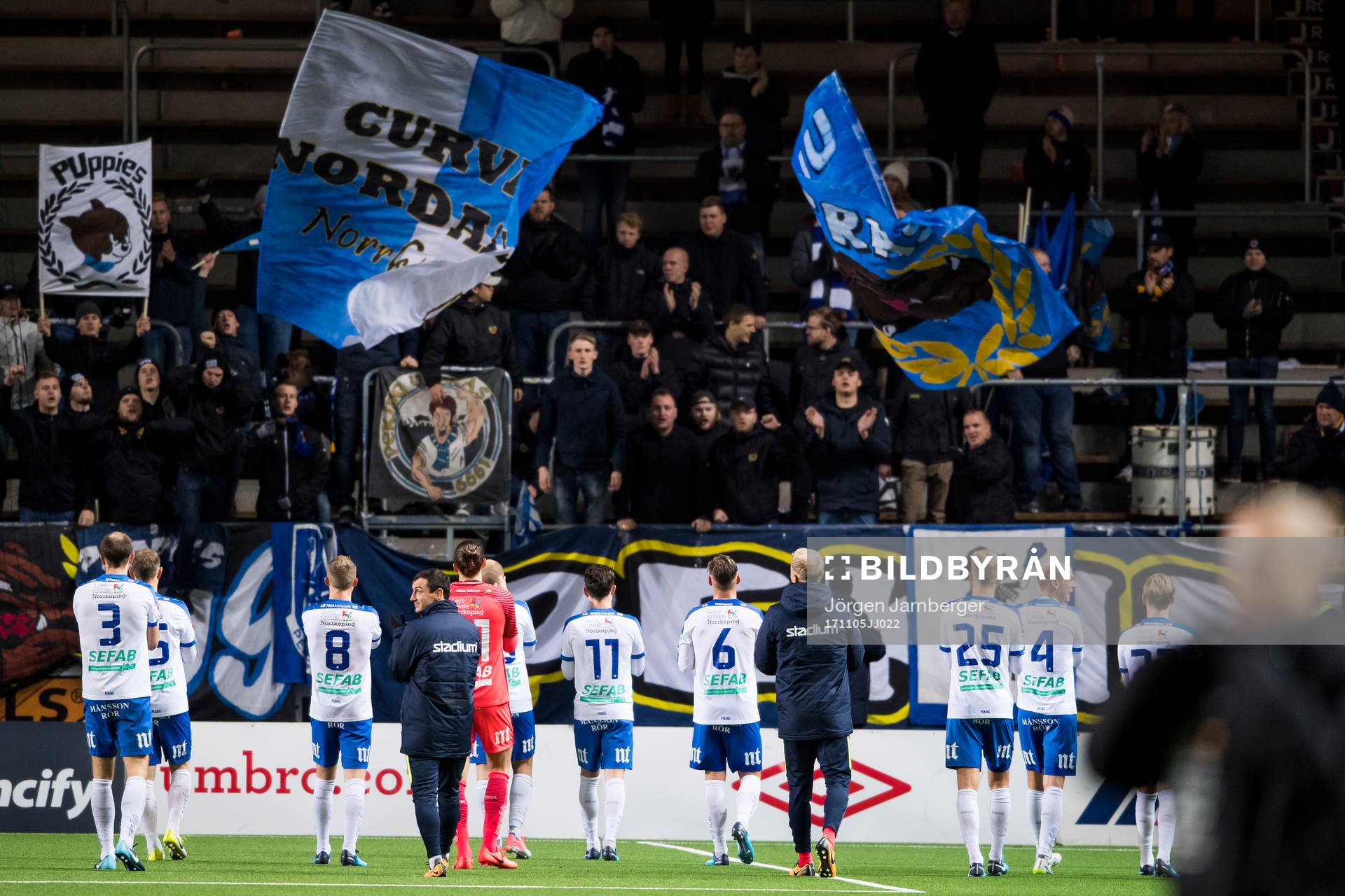 Norrköpings spelare tackar supportrarna