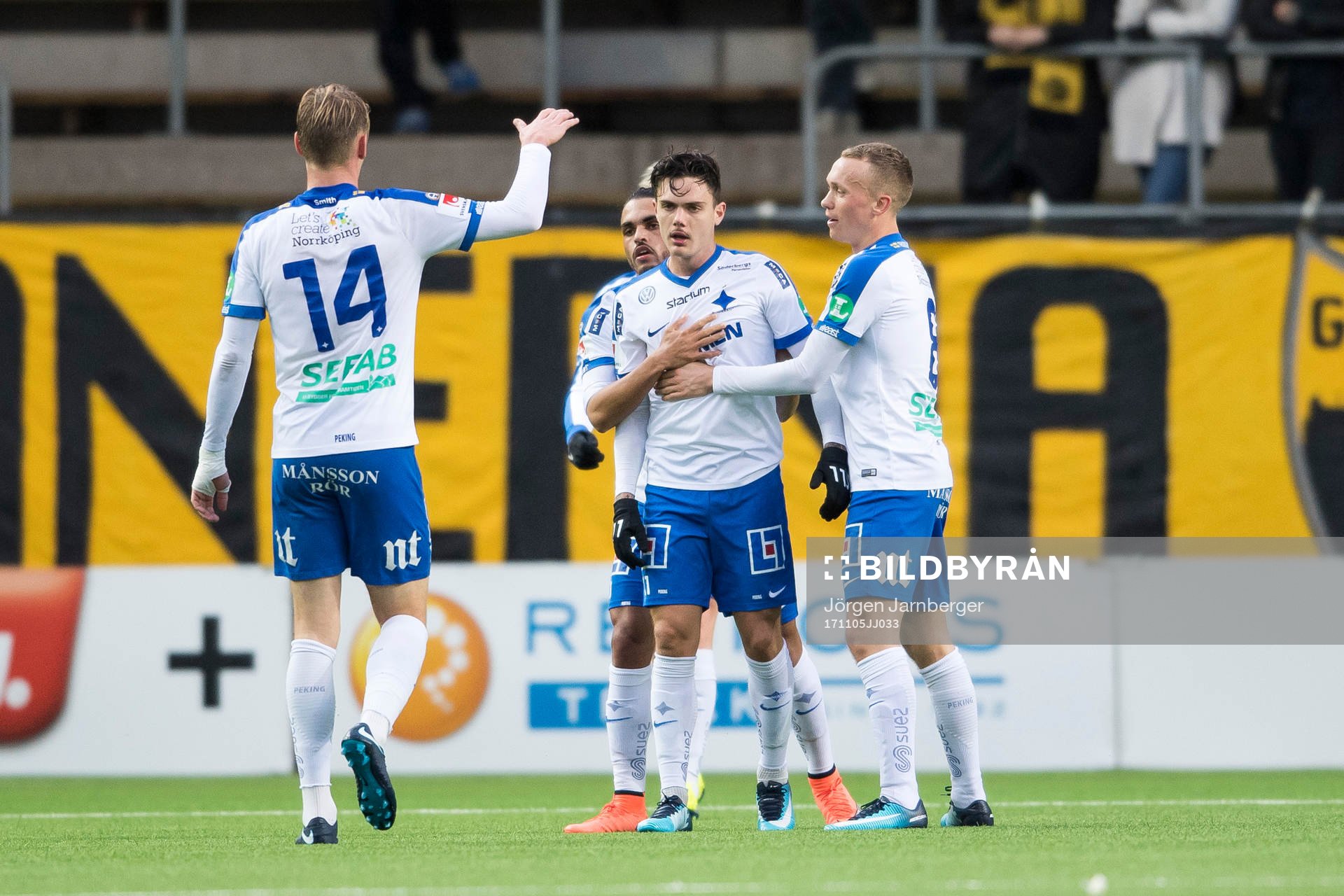 Norrköpings David Moberg Karlsson klappas om