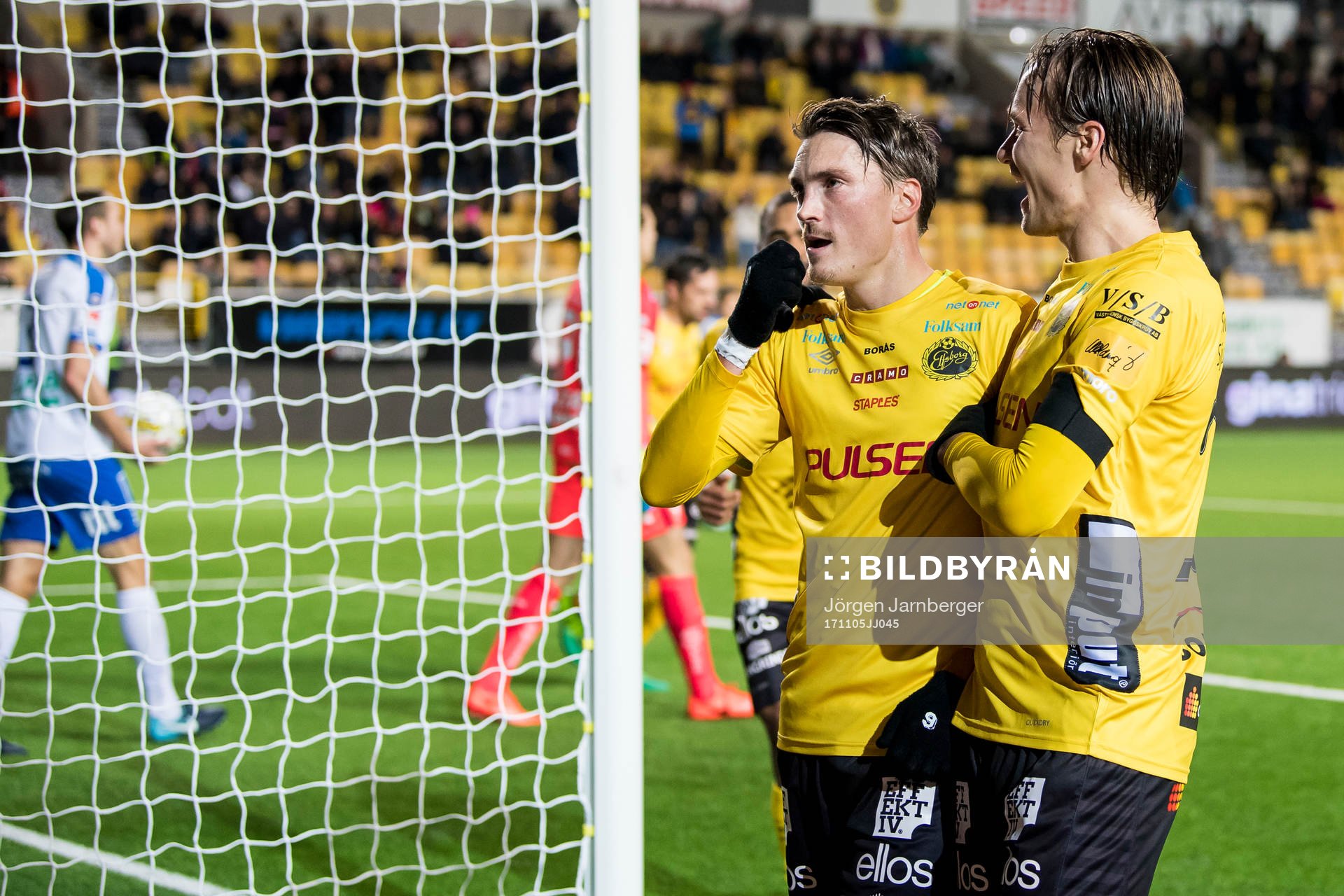 Elfsborgs Lasse Nilsson jublar tillsammans med Viktor Prodell efter att gjort 3-2 på straff under fotbollsmatchen i Allsvenskan mellan Elfsborg och Norrköping den 5 november 2017 i Borås.