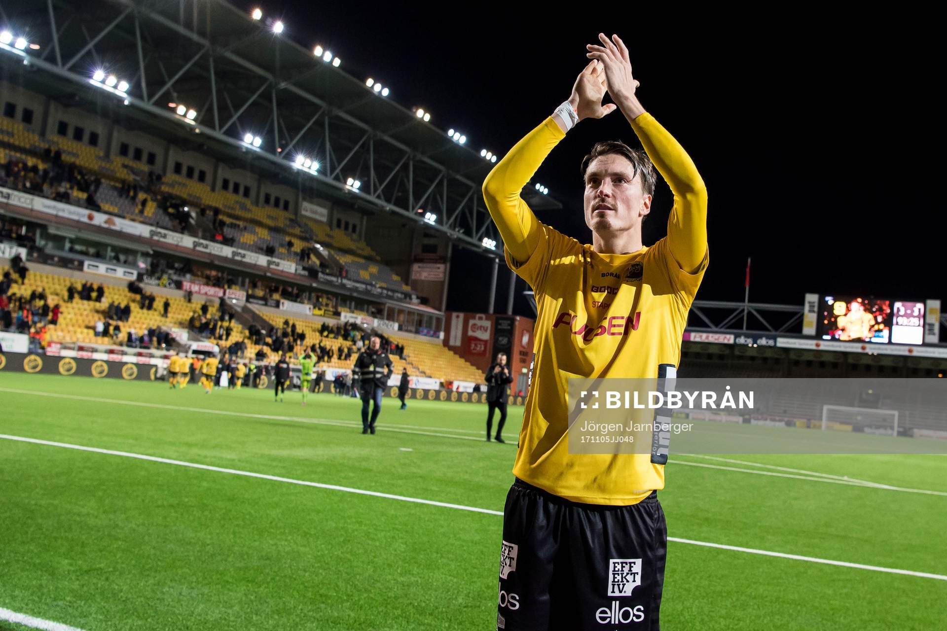 Elfsborgs Lasse Nilsson tackas av