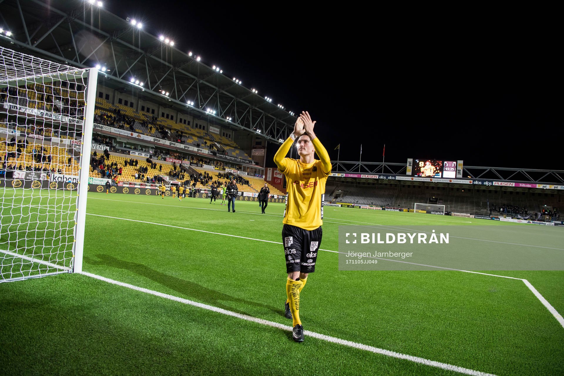 Elfsborgs Lasse Nilsson tackas av