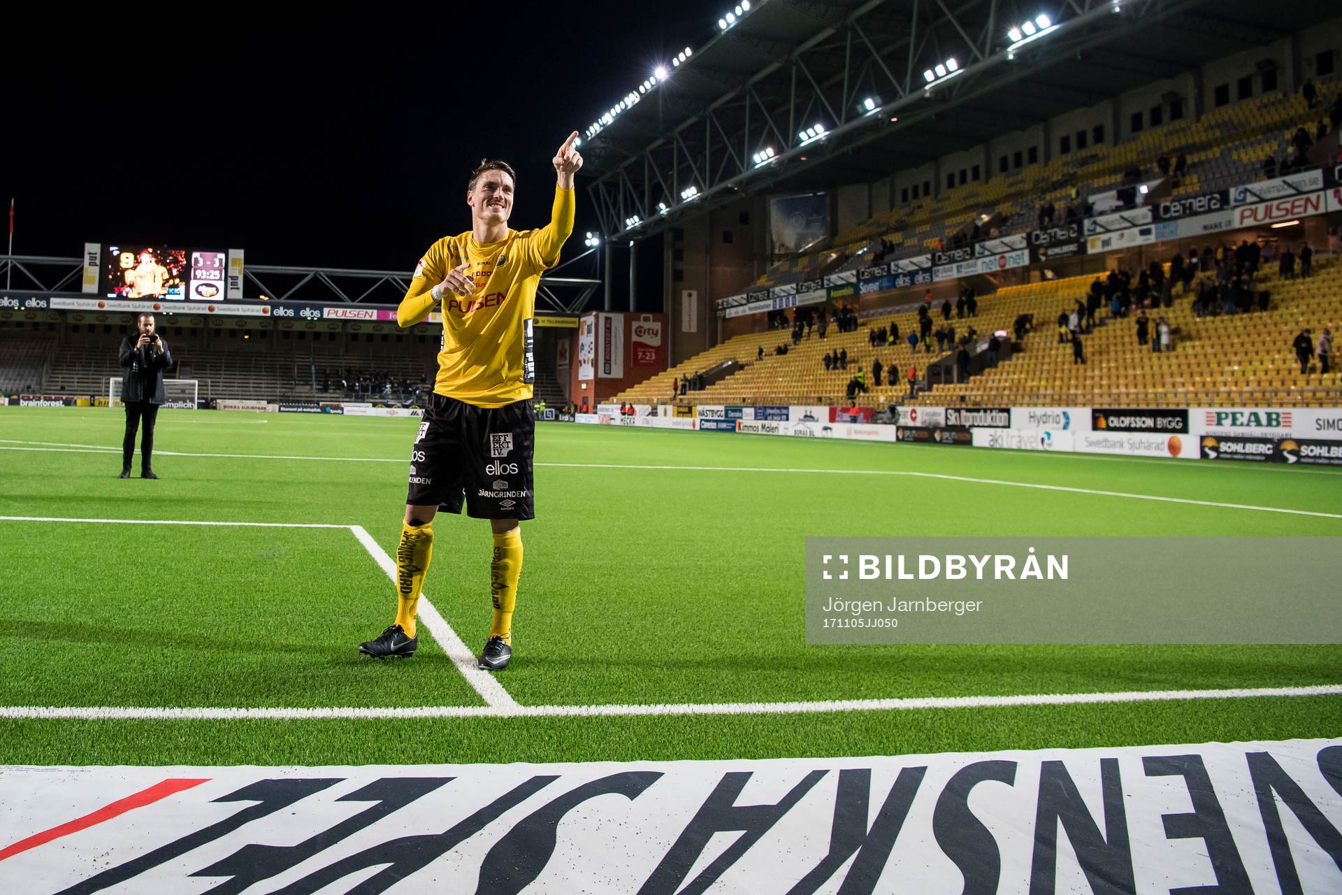 Elfsborgs Lasse Nilsson tackas av