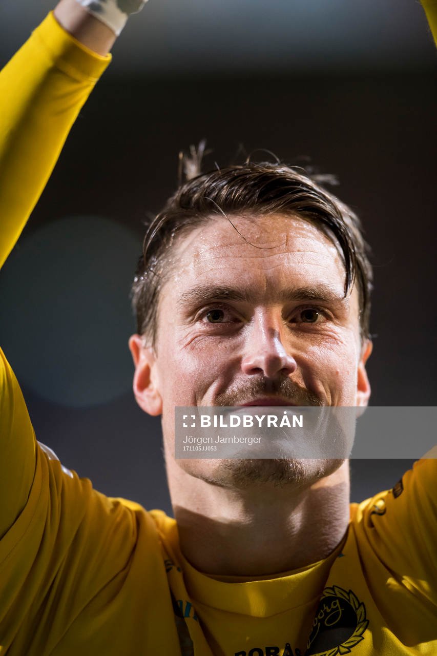 Elfsborgs Lasse Nilsson tackas av efter sin sista match fotbollsmatchen i Allsvenskan mellan Elfsborg och Norrköping den 5 november 2017 i Borås.