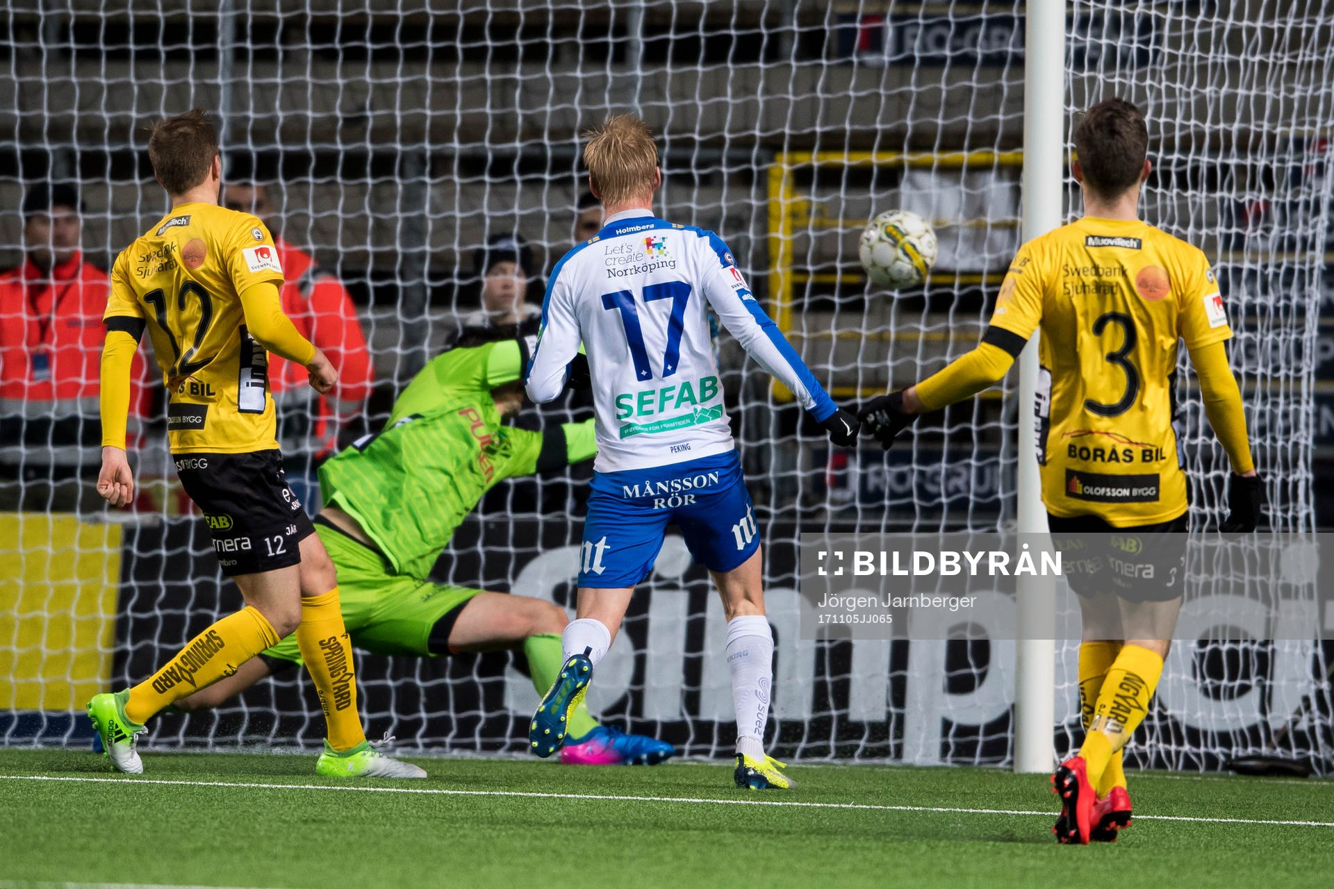 Norrköpings Karl Holmberg (rygg mot kameran) gör 1-2