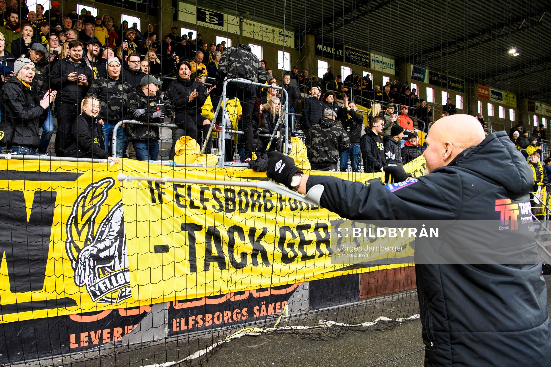 Elfsborgs supportrar tackar målvaktstränare Gert Hansen