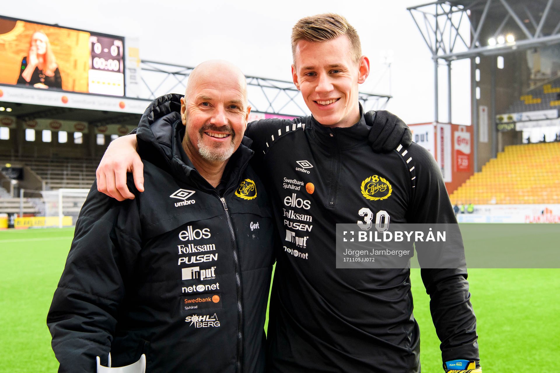 Elfsborgs målvaktstränare Gert Hansen och målvakt David Olsson innan fotbollsmatchen i Allsvenskan mellan Elfsborg och Norrköping den 5 november 2017 i Borås.