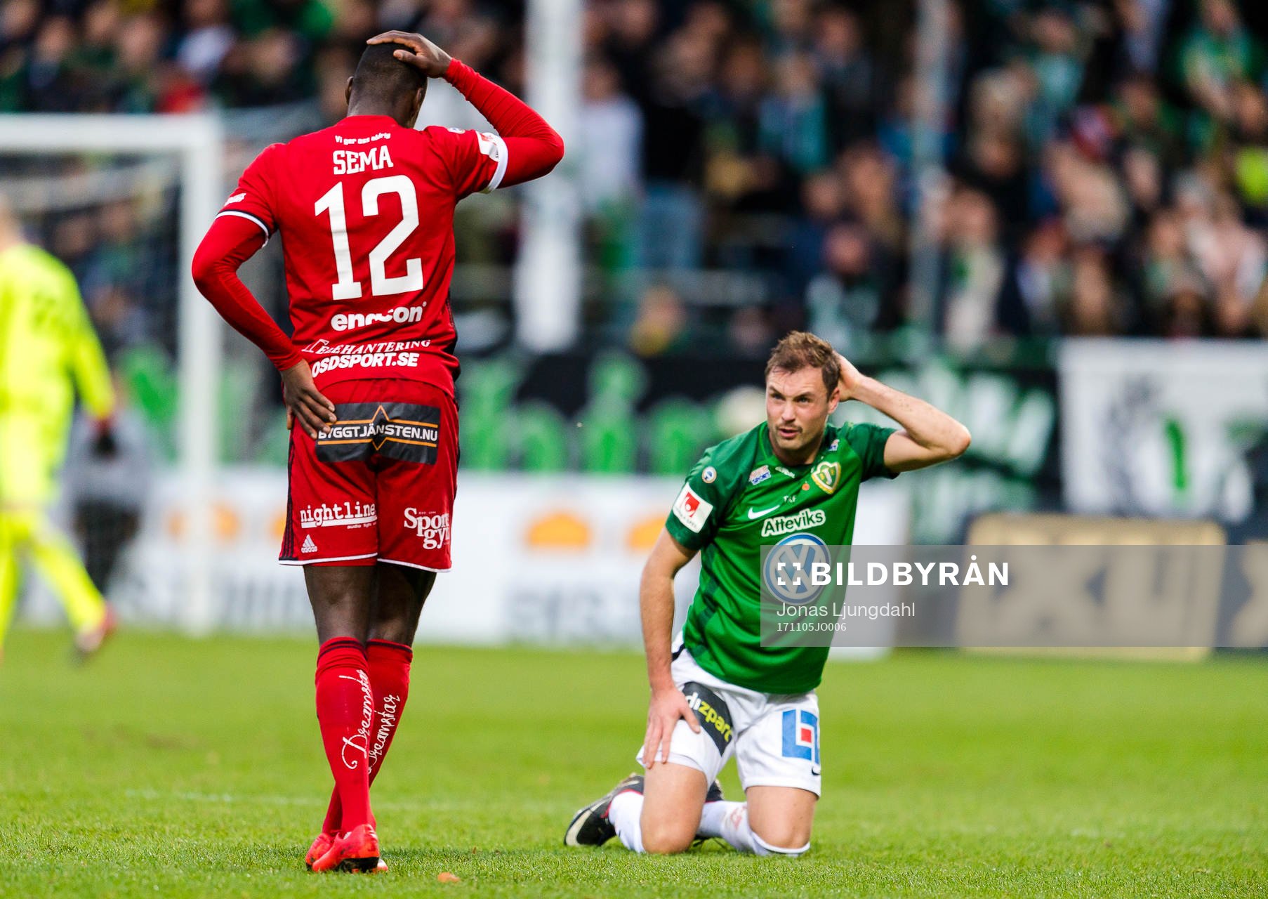 Östersunds Ken Sema och Jönköpings Tom Siwe tar sig för