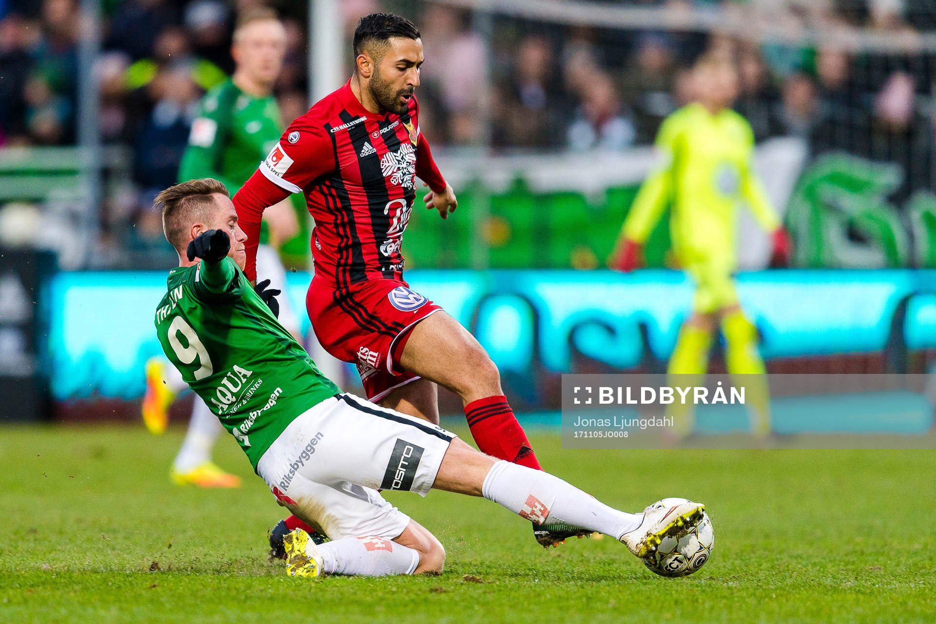Jönköpings Tommy Thelin glidtacklat Östersunds Saman