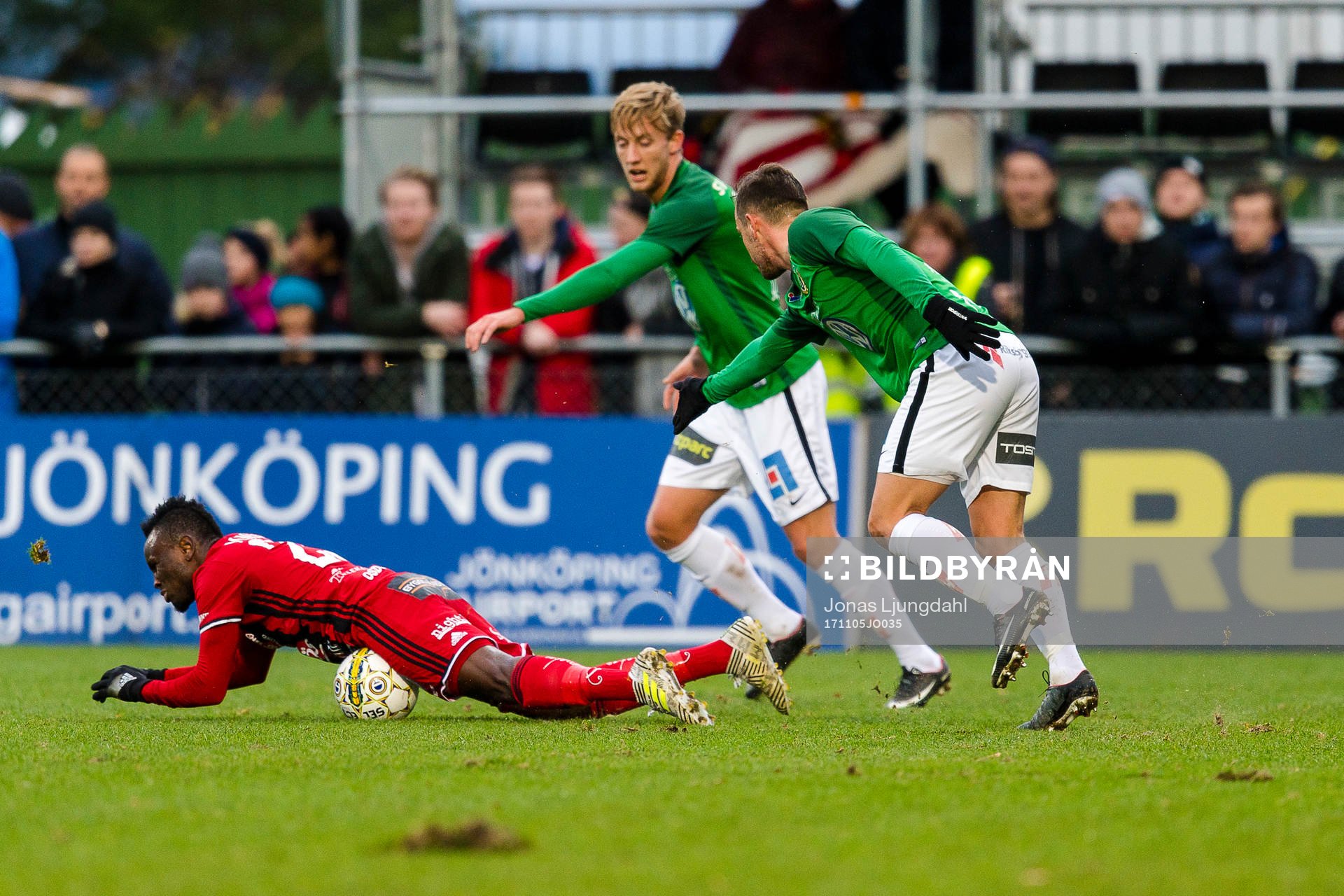 Östersunds Samuel Mensah faller över bollen