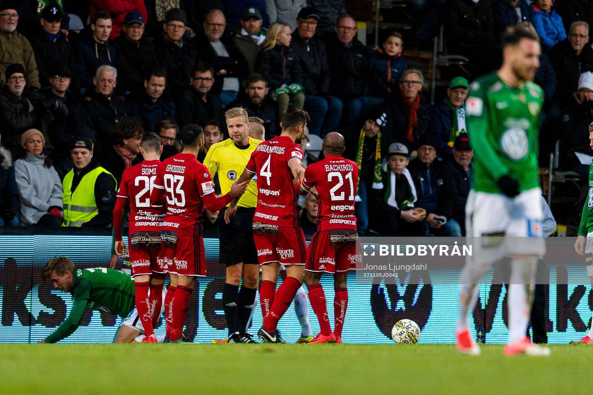 Östersunds spelare pratar med domare Glenn Nyberg