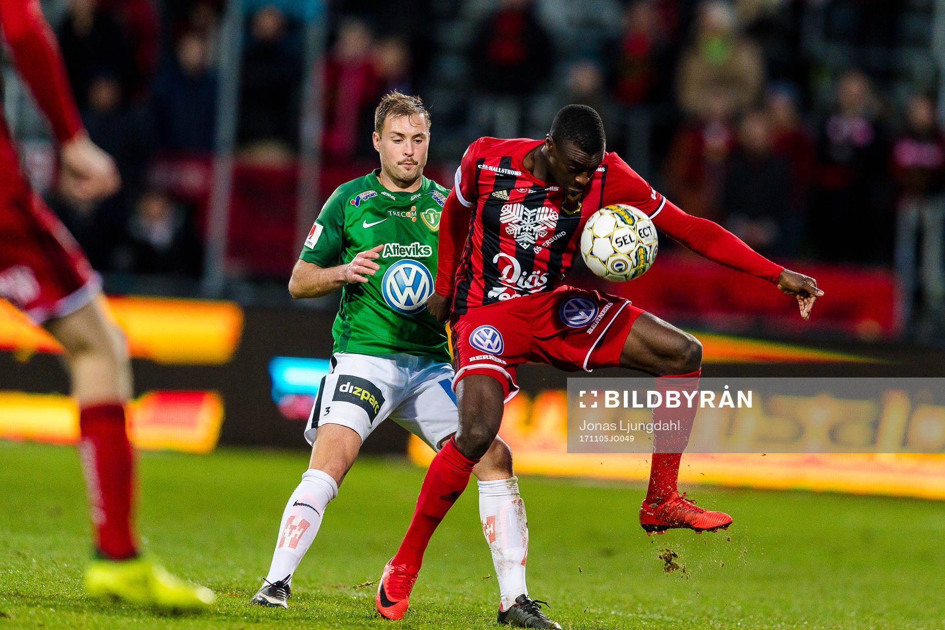 Jönköpings Tom Siwe i kamp med Östersunds Ken Sema under fotbollsmatchen i Allsvenskan mellan Jönköping och Östersund den 5 november 2017 i Jönköping.