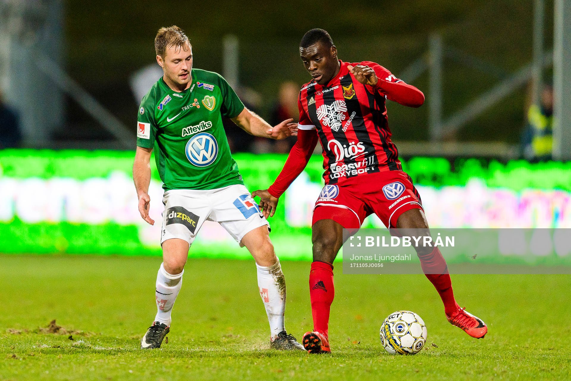 Jönköpings Tom Siwe jagar Östersunds Ken Sema