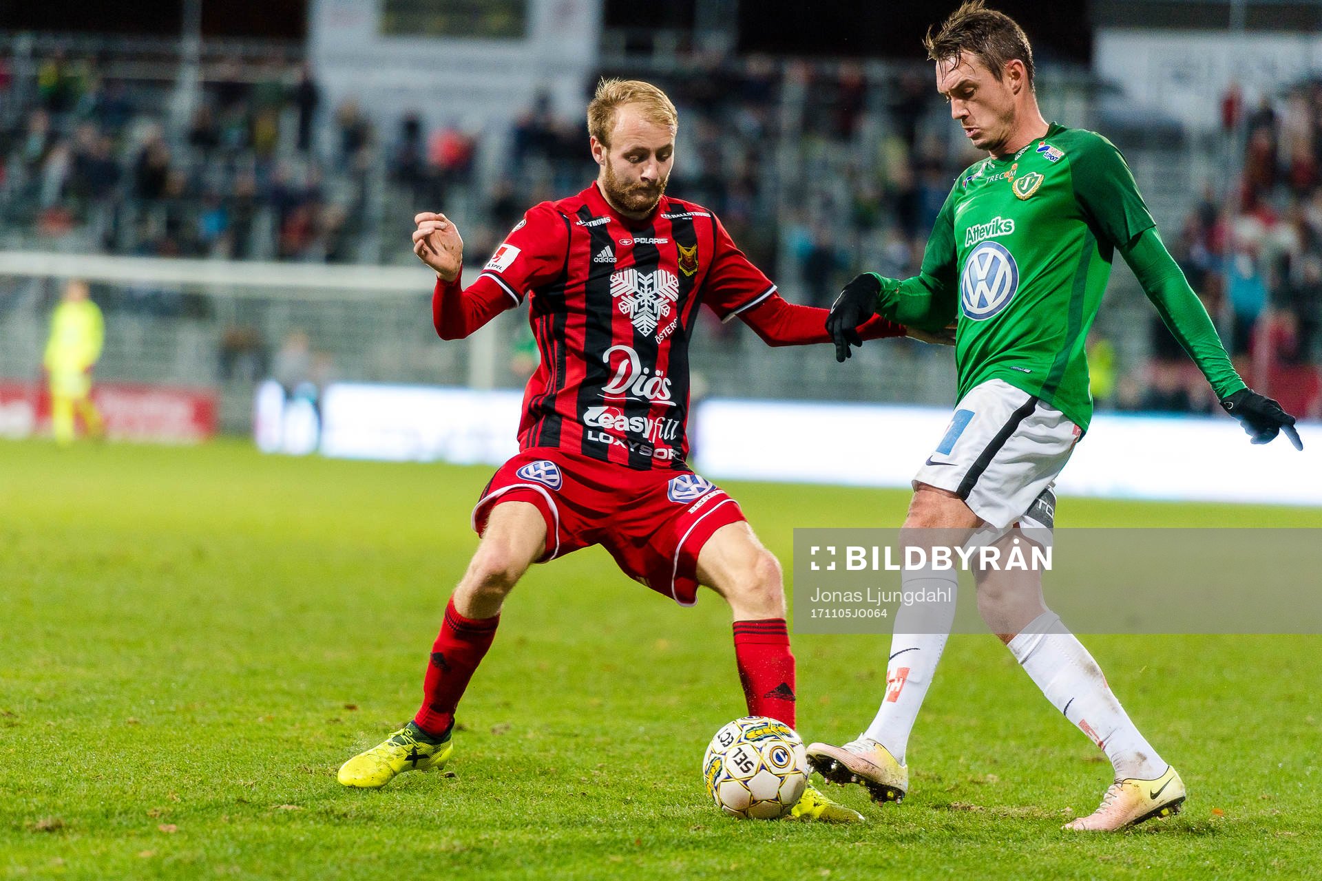 Östersunds Curtis Edwards blir utmanad av Jönköpings