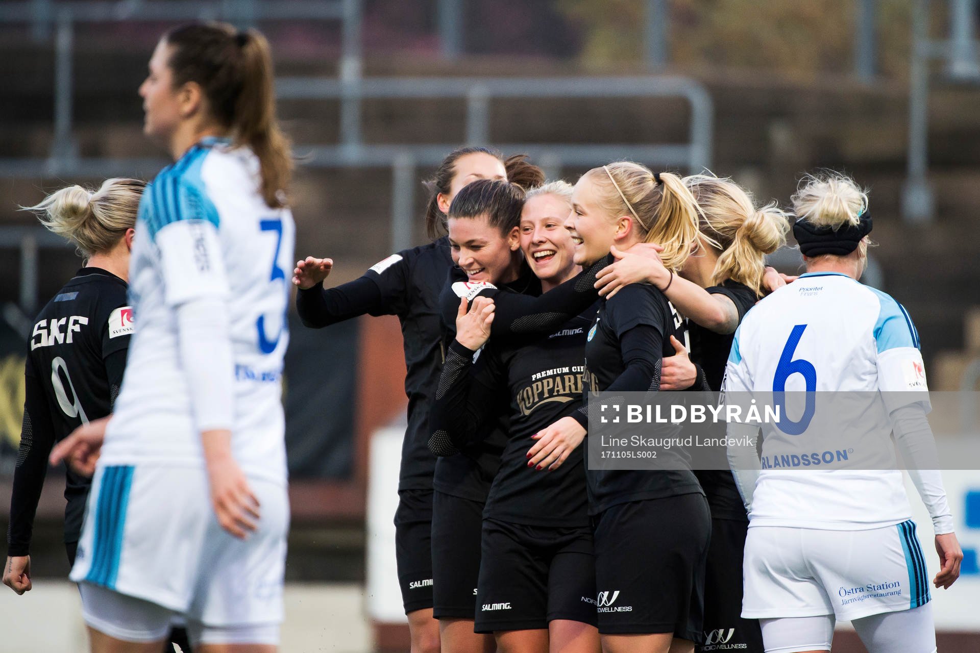 Göteborgs Pauline Hammarlund och Adelina Engman jublar
