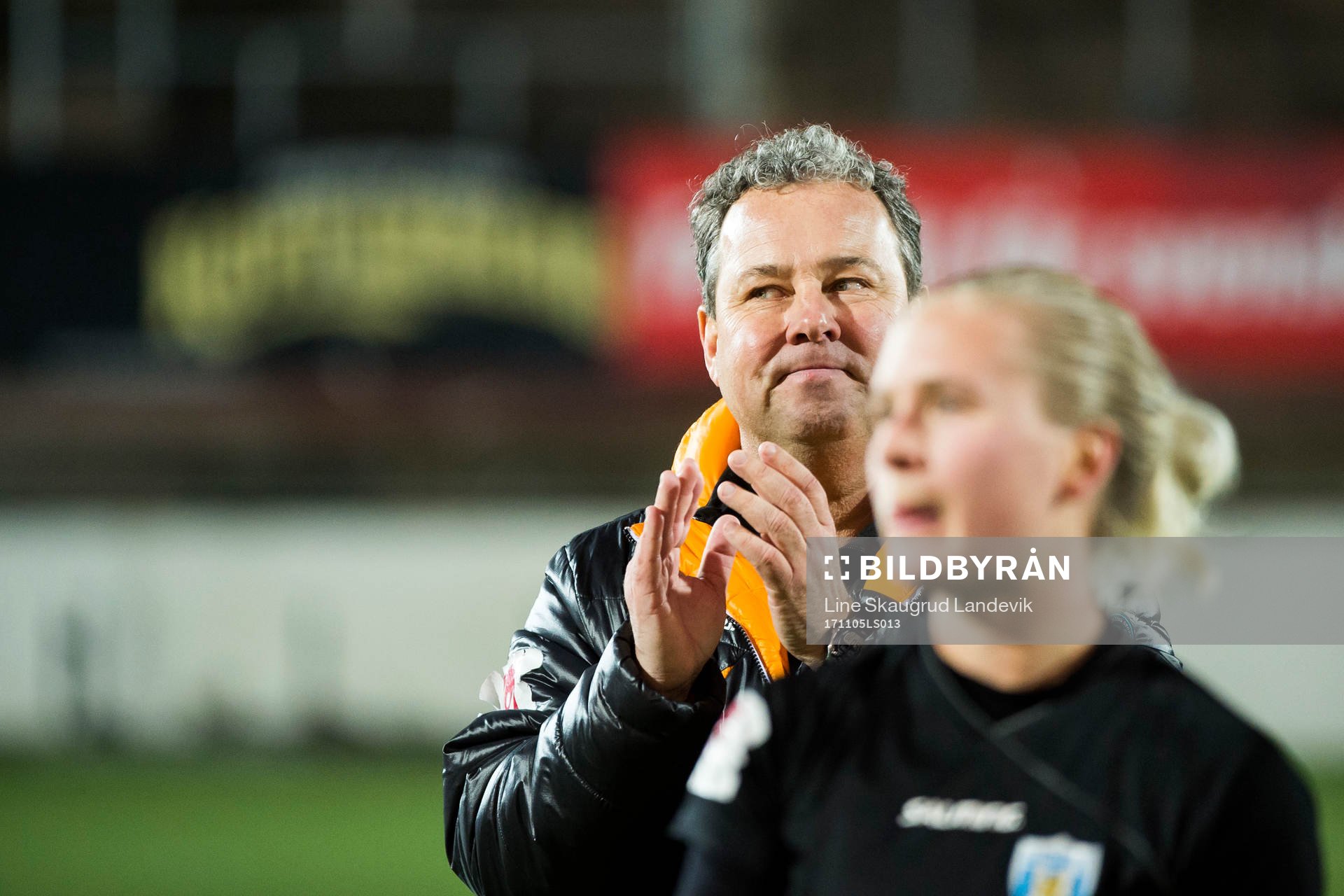 Göteborgs tränare Stefan Rehn jublar efter fotbollsmatchen i Damallsvenskan mellan Kopparbergs Göteborg FC och Djurgården den 5 november 2017 i Göteborg.
