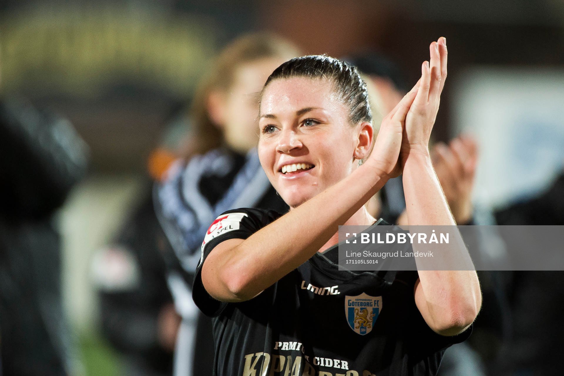 Göteborgs Pauline Hammarlund jublar efter fotbollsmatchen i Damallsvenskan mellan Kopparbergs Göteborg FC och Djurgården den 5 november 2017 i Göteborg.