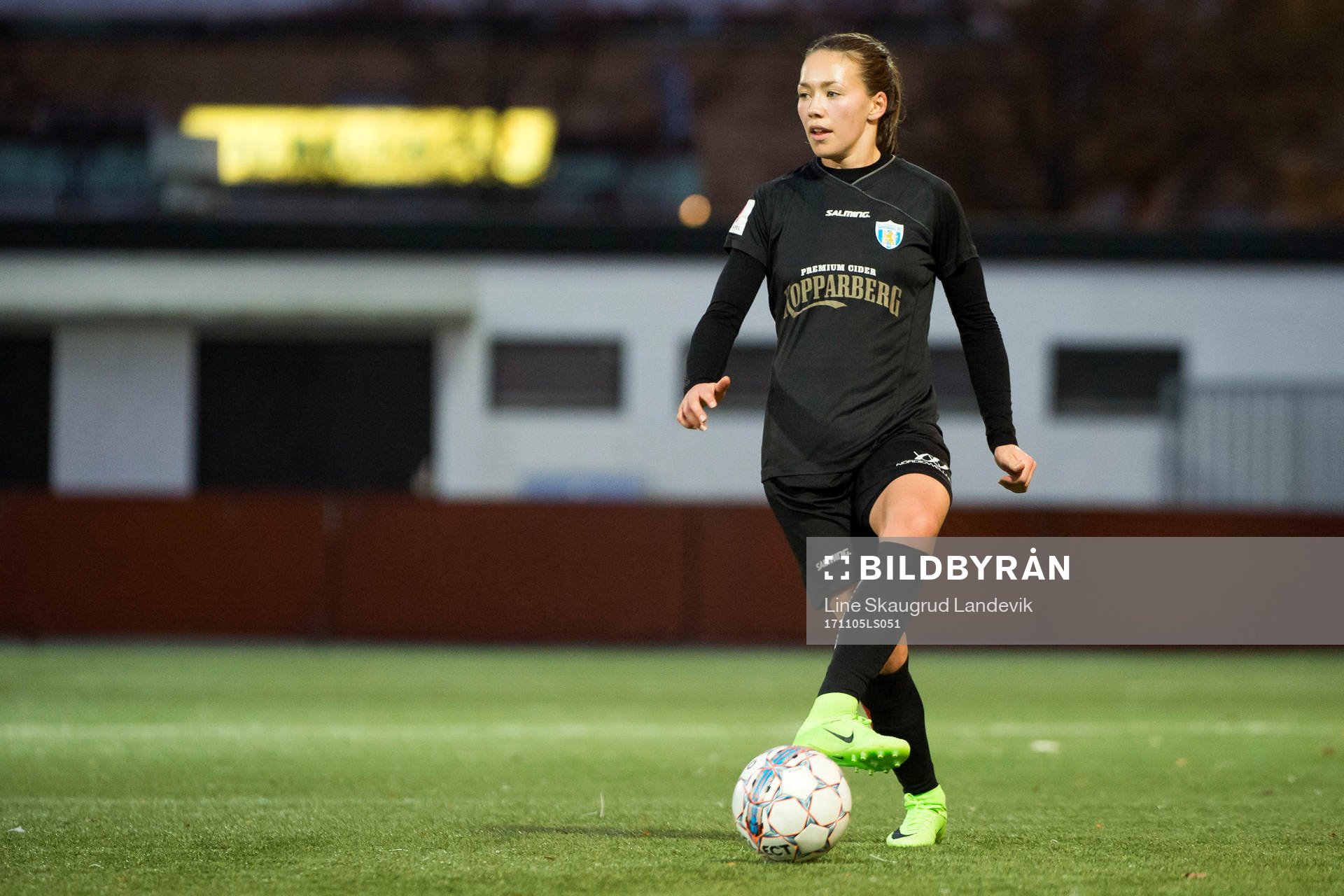 Göteborgs Elin Landström under fotbollsmatchen i Damallsvenskan mellan Kopparbergs Göteborg FC och Djurgården den 5 november 2017 i Göteborg.
