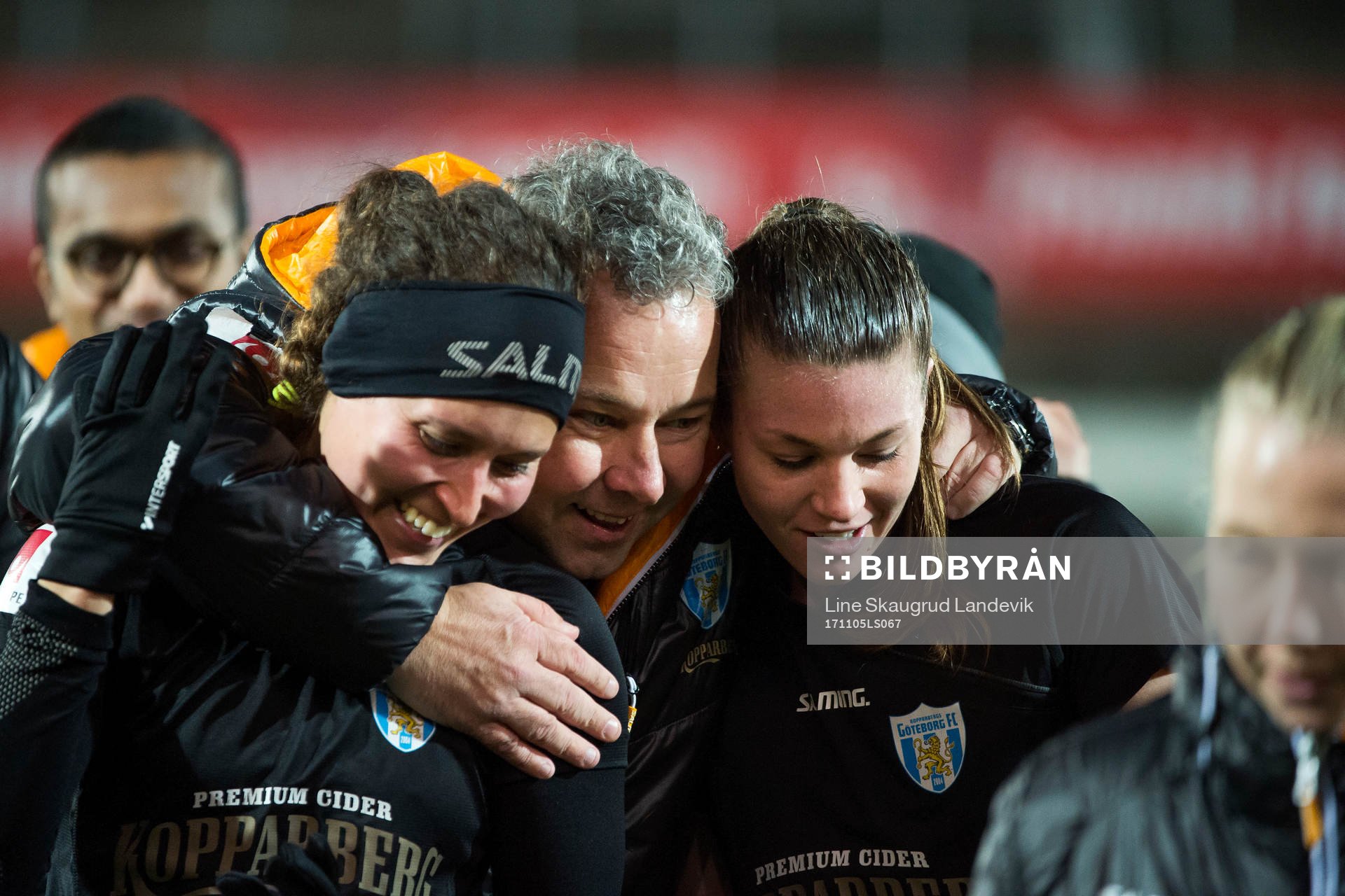 Göteborgs Catrine Johansson, tränare Stefan Rehn och Pauline Hammarlund jublar efter fotbollsmatchen i Damallsvenskan mellan Kopparbergs Göteborg FC och Djurgården den 5 november 2017 i Göteborg.