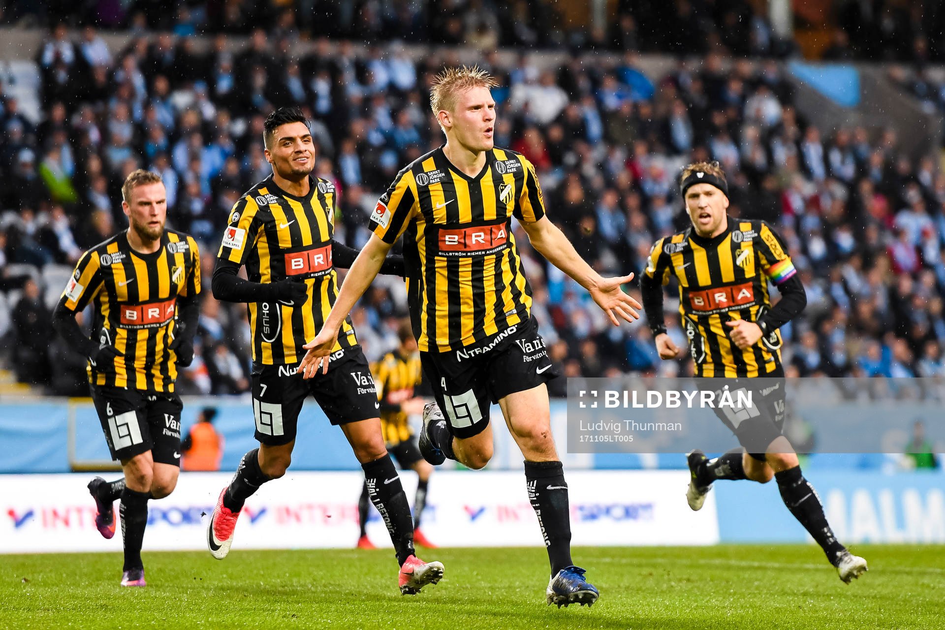 Häckens Juhani Ojala jublar efter 0-1 under fotbollsmatchen I Allsvenskan mellan Malmö FF och Häcken den 5 november 2017 i Malmö.