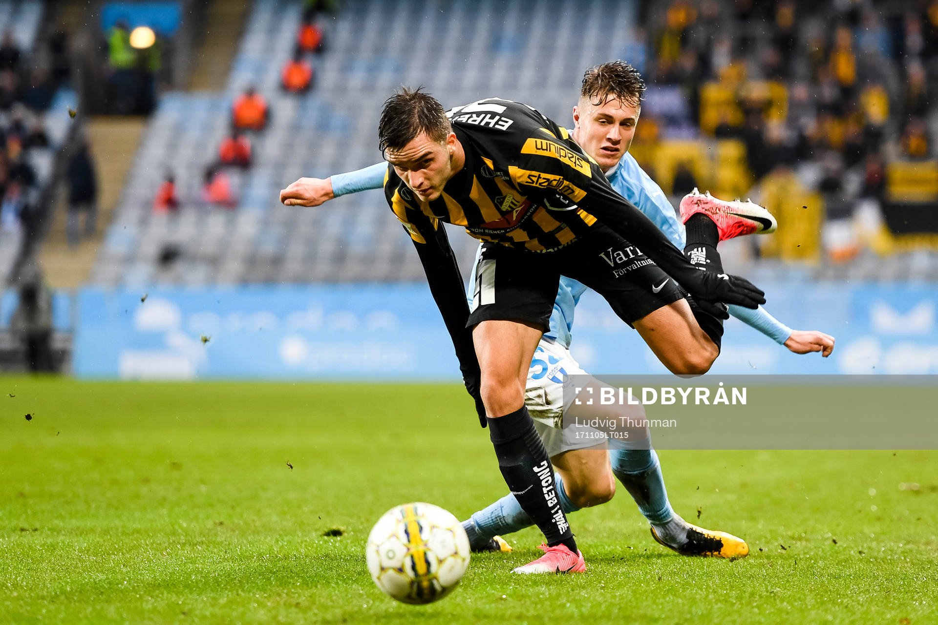 Häckens Egzon Binaku och Malmö FFs Mattias Svanberg