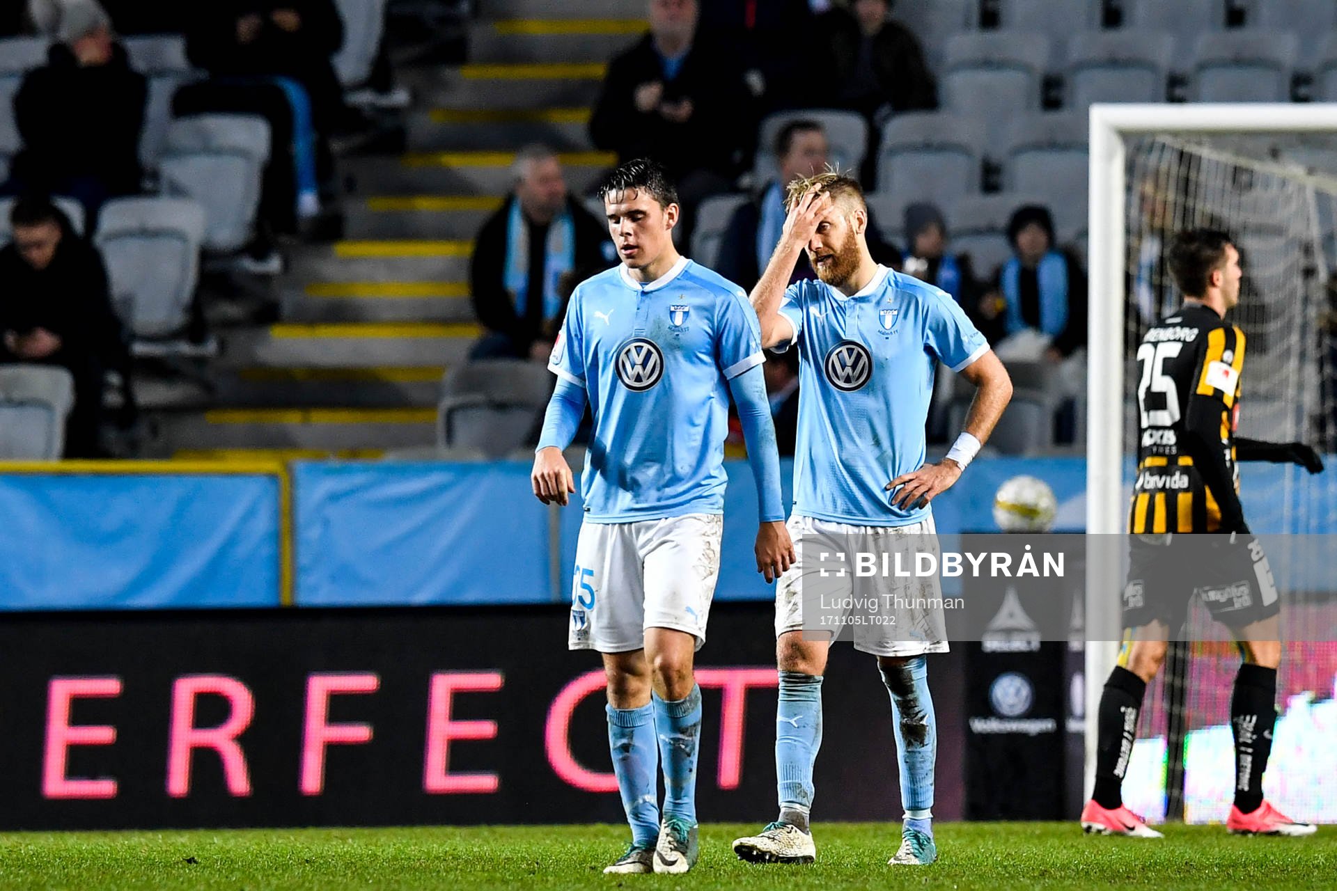 Malmö FFs Samuel Adrian och Rasmus Bengtsson deppar
