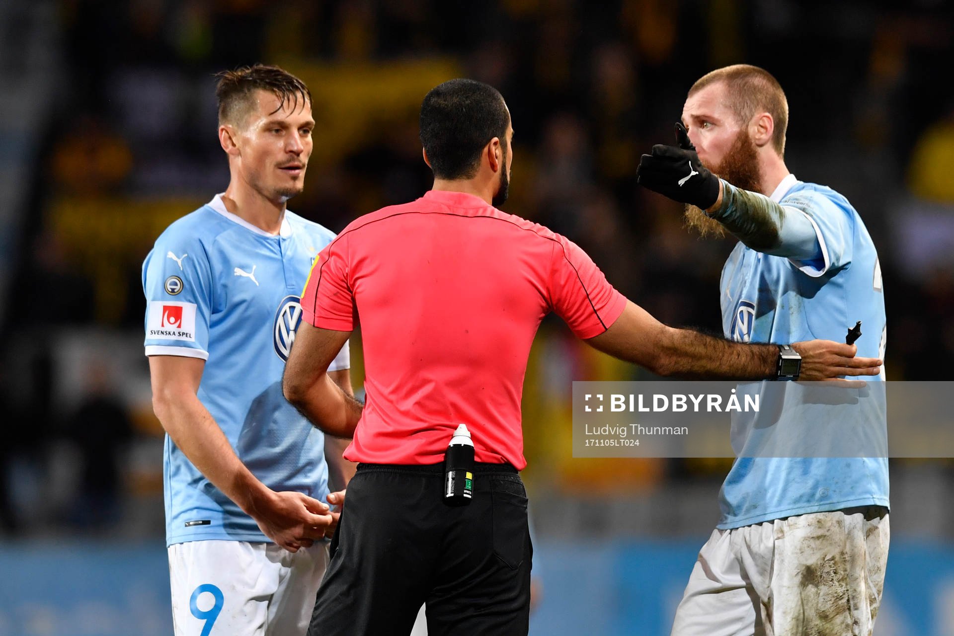 Malmö FFs Markus Rosenberg och Jo Inge Berget i diskussion med domare Mohammed Al-Hakim under fotbollsmatchen I Allsvenskan mellan Malmö FF och Häcken den 5 november 2017 i Malmö.