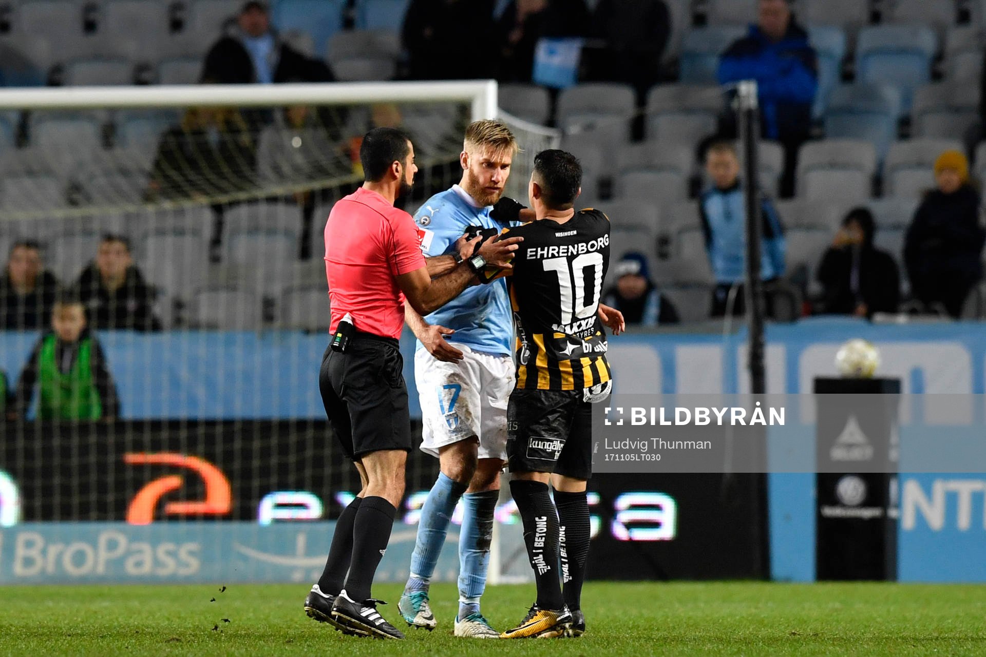 Häckens Paulinho puttar Malmö FFs Rasmus Bengtsson och
