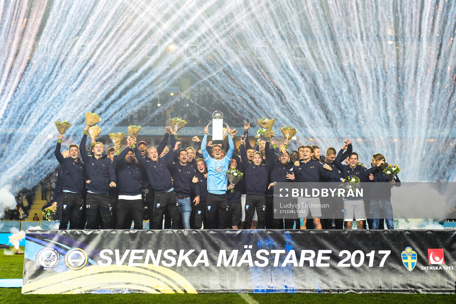 Malmö FFs Markus Rosenberg höjer Lennart Johanssons Pokal