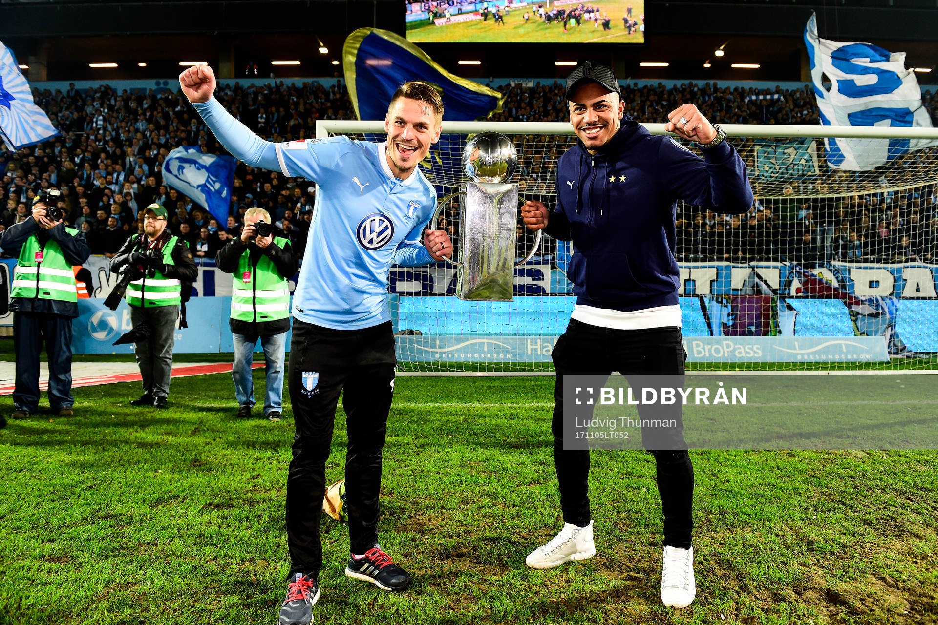 Malmö FFs Markus Rosenberg och Felipe Carvalho  höjer