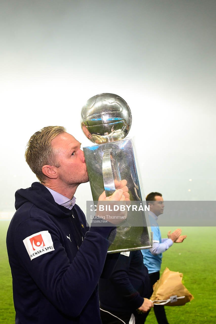 Malmö FFs tränare Magnus Pehrsson jublar med Lennart