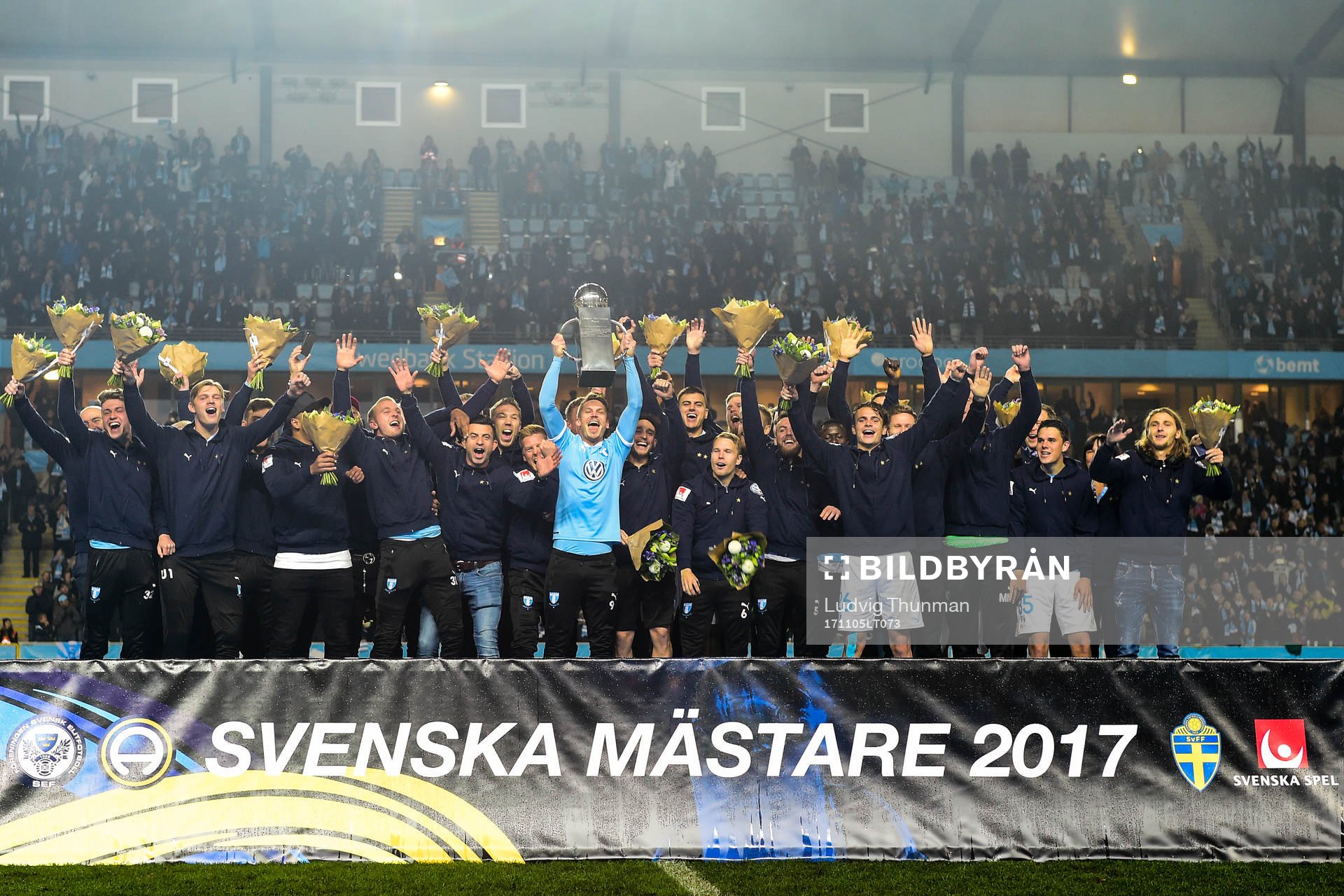Malmö FFs Markus Rosenberg höjer Lennart Johanssons Pokal