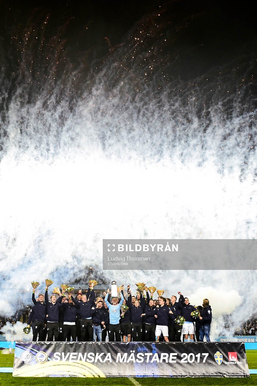 Malmö FFs Markus Rosenberg höjer Lennart Johanssons Pokal