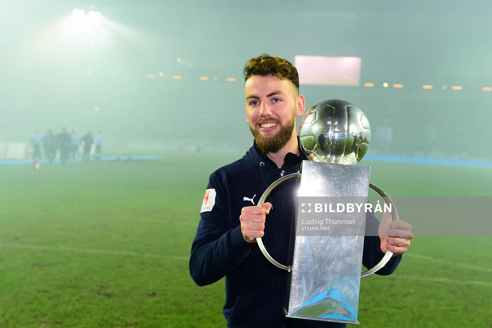 Malmö FFs Erdal Rakip jublar med Lennart Johanssons Pokal