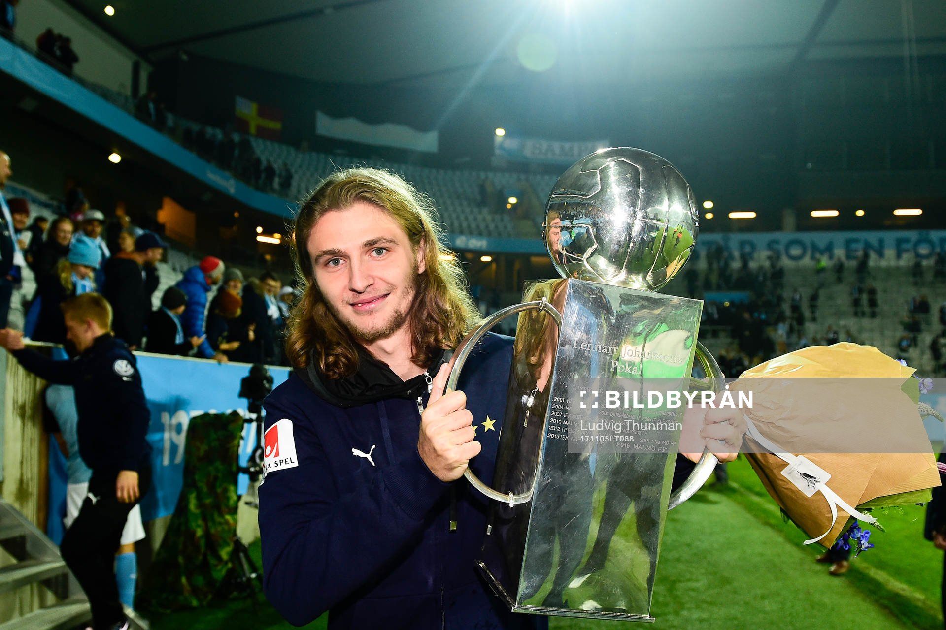 Malmö FFs Pawel Cibicki jublar med Lennart Johanssons Pokal