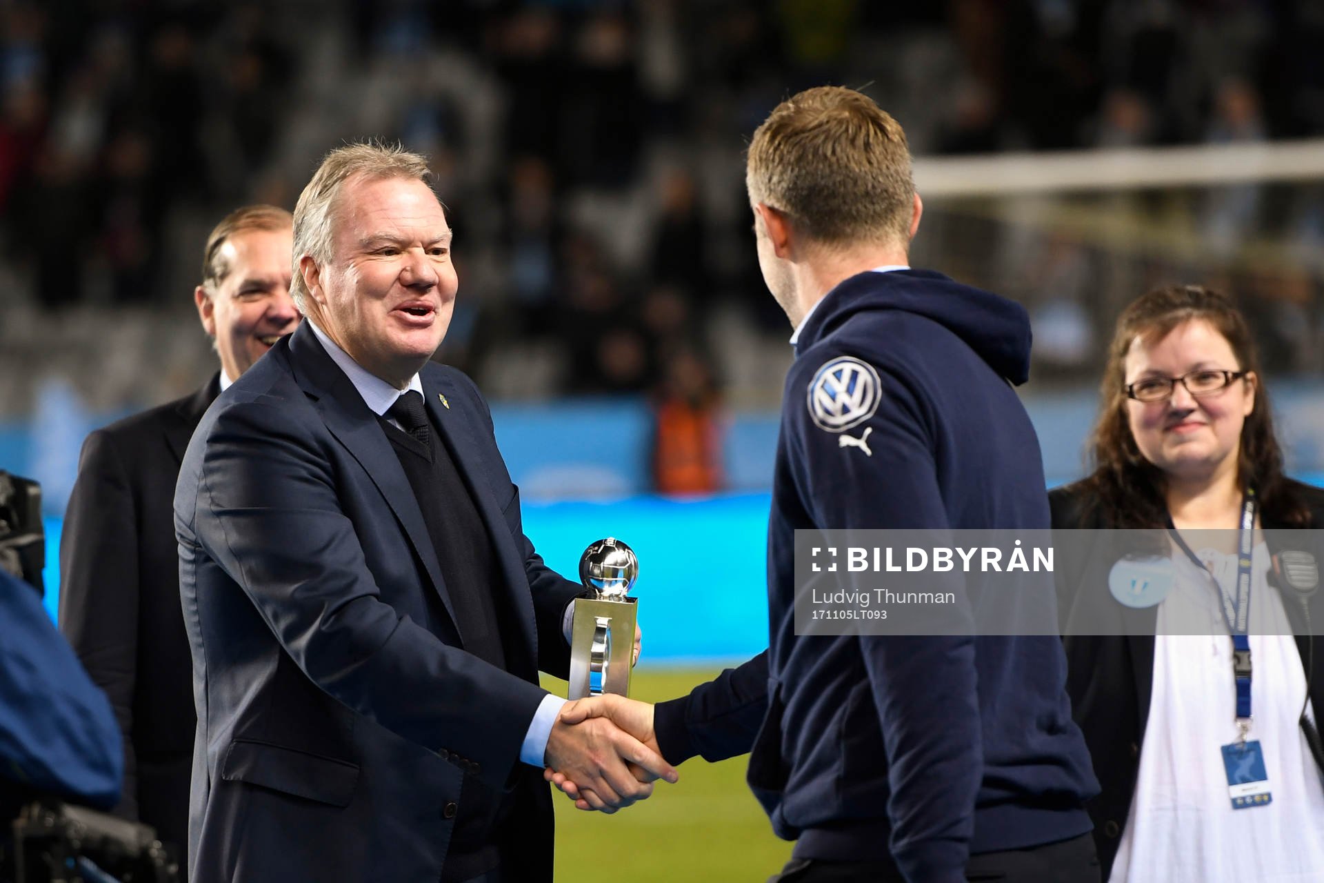 Fotbollsförbundets ordförande Karl-Erik Nilsson lämnar över pris till Malmö FFs tränare Magnus Pehrsson efter Malmö FFs tjugonde SM-guld efter fotbollsmatchen I Allsvenskan mellan Malmö FF och Häcken den 5 november 2017 i Malmö.