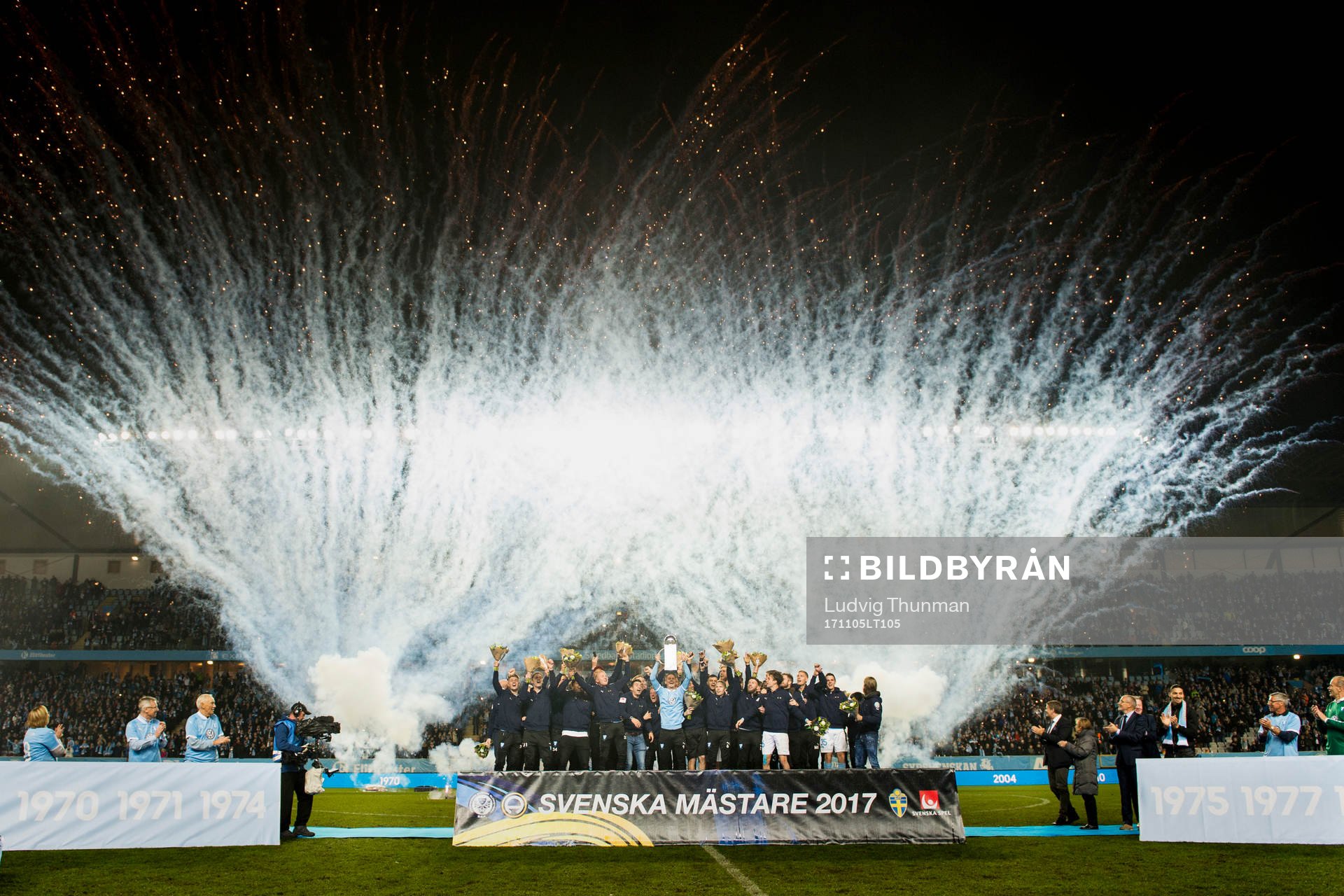 Malmö FFs Markus Rosenberg lyfter Lennart Johanssons pokal
