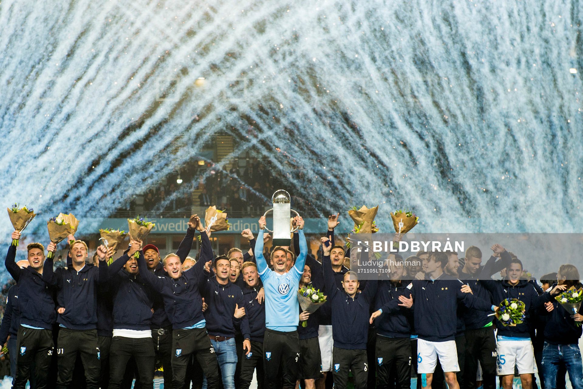 Malmö FFs Markus Rosenberg jublar med pokalen