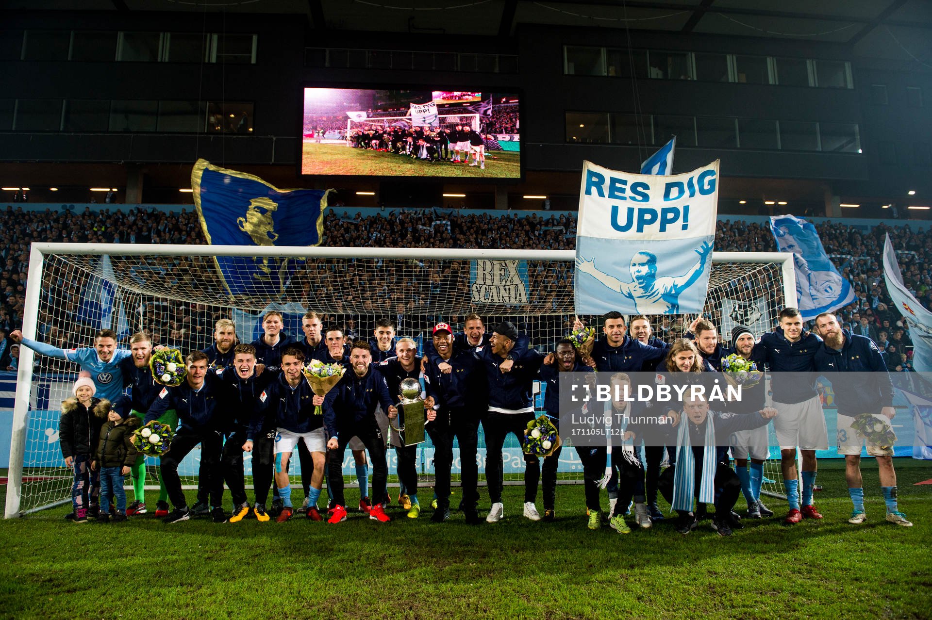 Malmö FFs mästarlag 2017 ställer upp för en lagbild