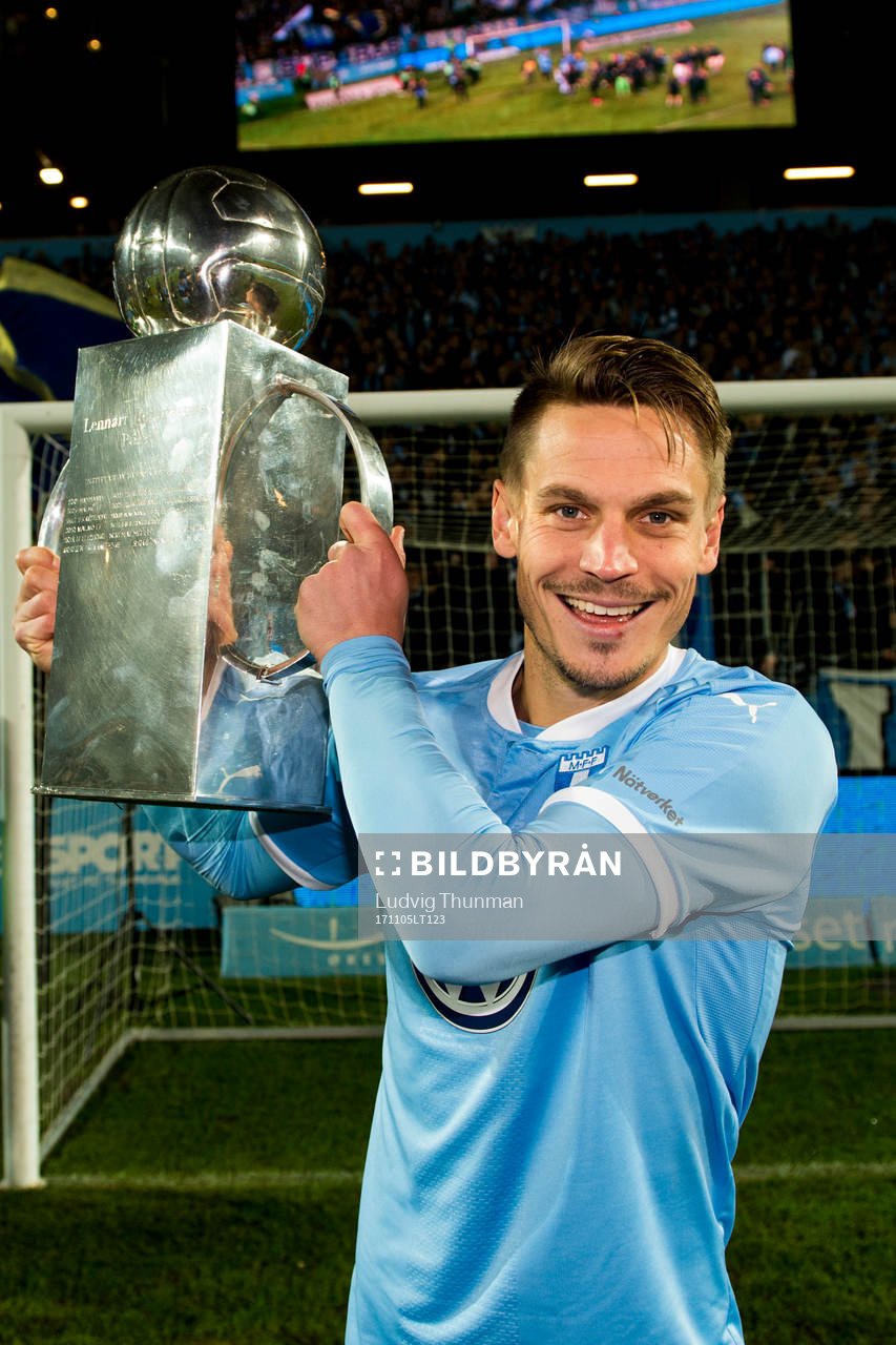 Malmö FFs Markus Rosenberg lyfter Lennart Johanssons pokal