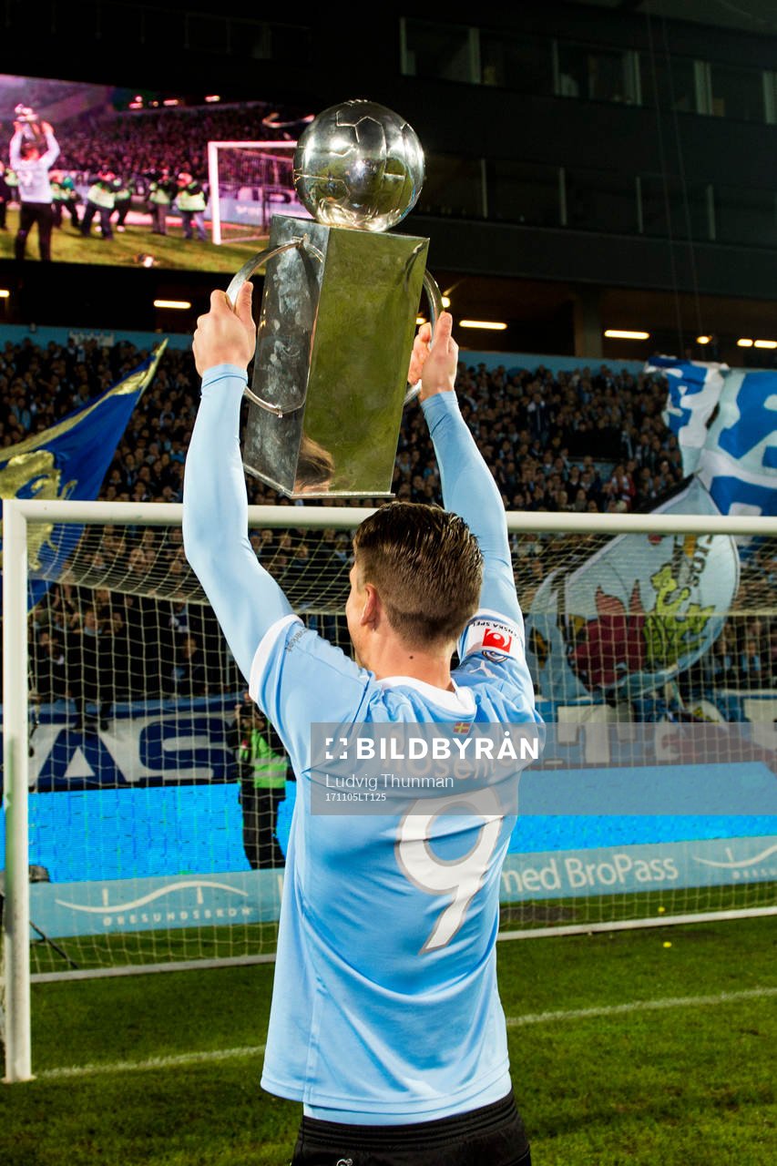 Malmö FFs Markus Rosenberg lyfter Lennart Johanssons pokal