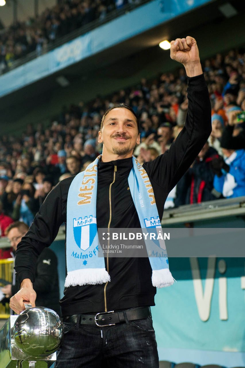 Zlatan Ibrahimovic med Lennart Johanssons pokalen