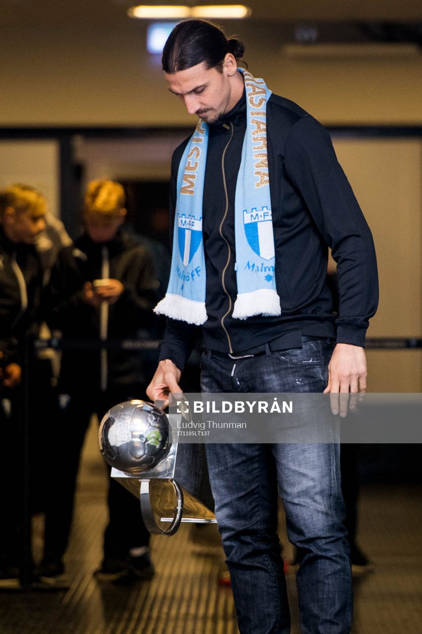 Zlatan Ibrahimovic väntar i spelartunneln på att få dela