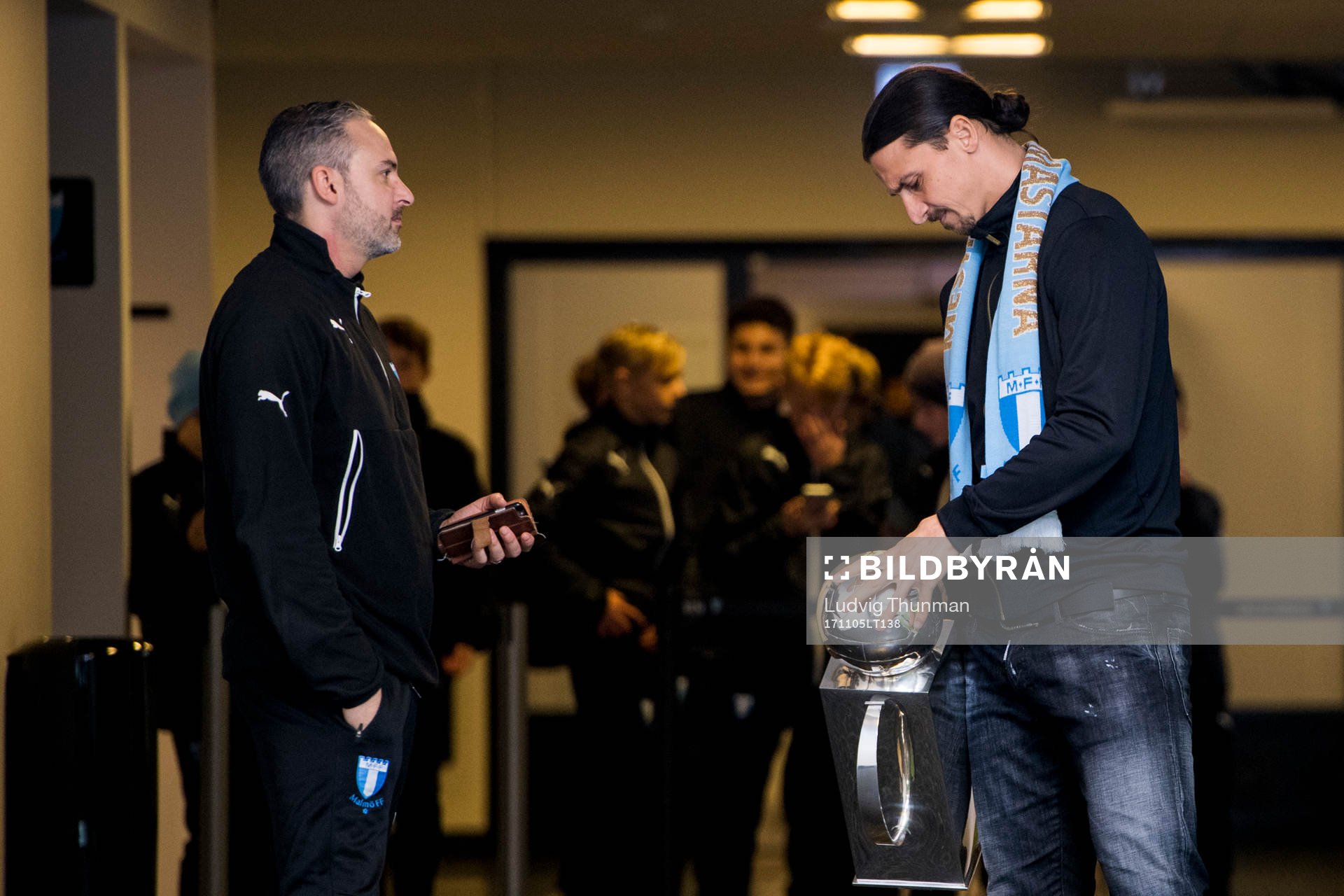 Zlatan Ibrahimovic väntar i spelartunneln på att få dela