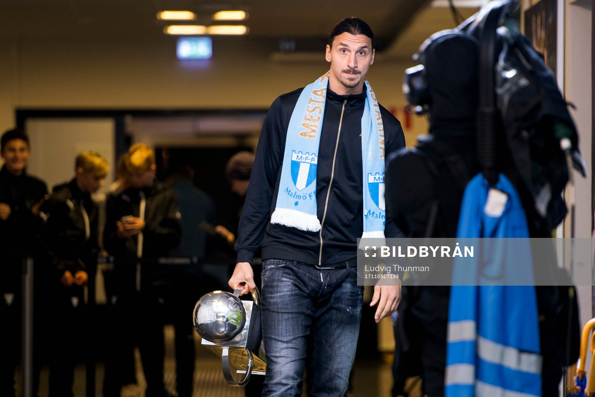 Zlatan Ibrahimovic väntar i spelartunneln på att få dela