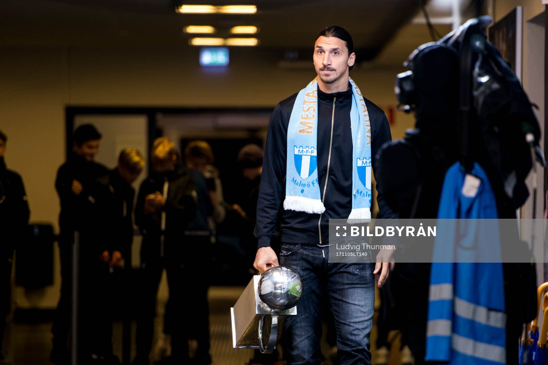 Zlatan Ibrahimovic väntar i spelartunneln på att få dela