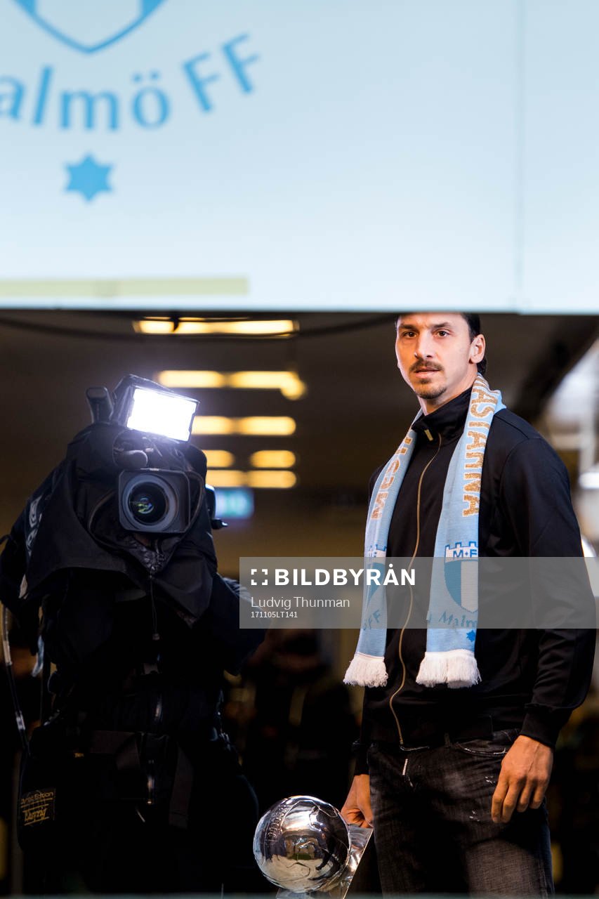 Zlatan Ibrahimovic väntar i spelartunneln på att få dela