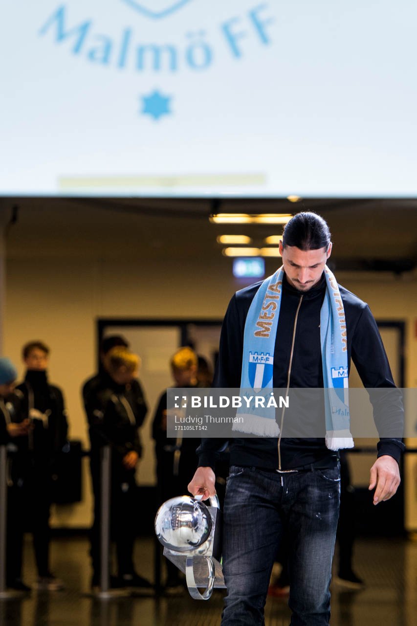 Zlatan Ibrahimovic väntar i spelartunneln på att få dela