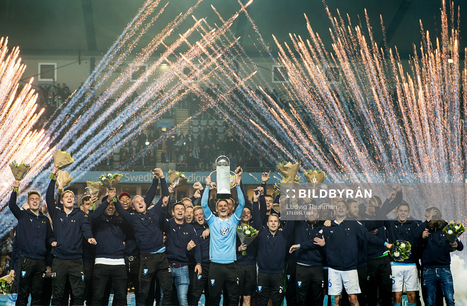 Malmö FFs Markus Rosenberg höjer Lennart Johanssons Pokal