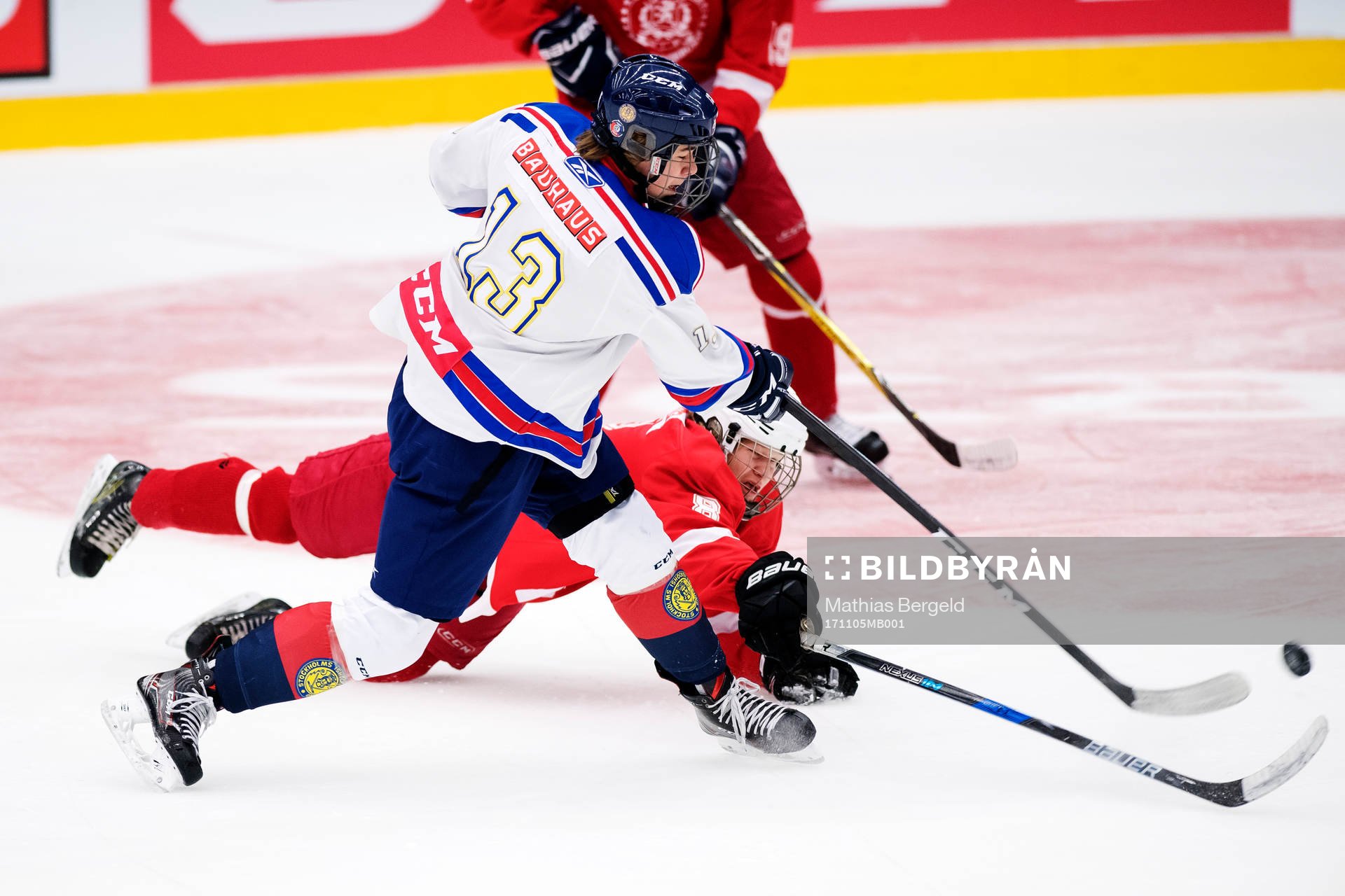 Östergötlands Gabriel Eklund kastar sig framför