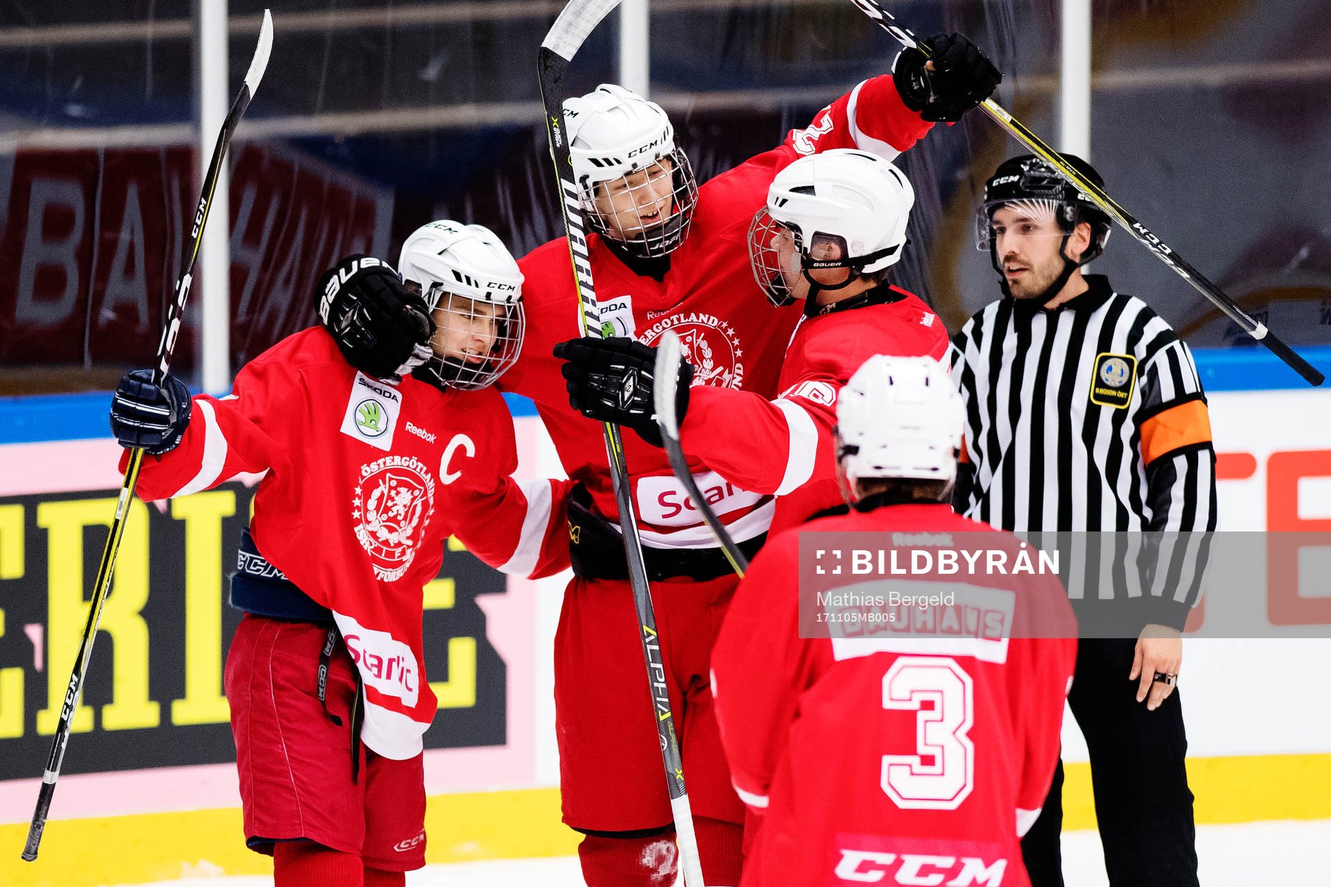 Östergötlands Albin Persson (mitten) jublar med
